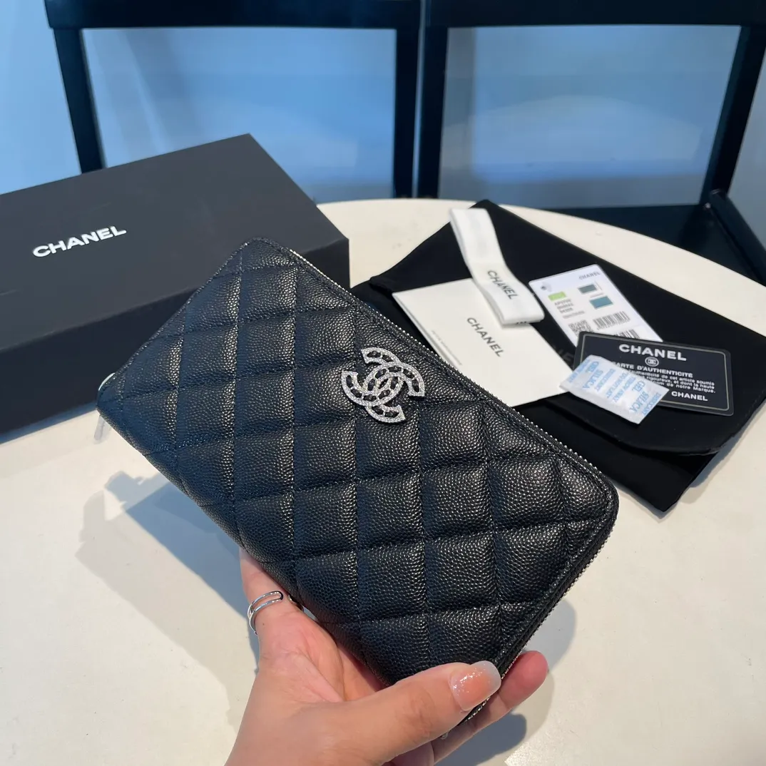 💰560😊 Upgraded version💋🆕In stock In stock Ohanel 22 spring and summer series fine ball pattern cowhide long zipper wallet with rhinestone buckle I cried so beautifully 😭 New art double c diamond buckle through leather The rhinestone buckle attracted me, and the diamonds are really good-looking, so I bought it! Comes with complete packaging 2709🍃size: 19*10cm