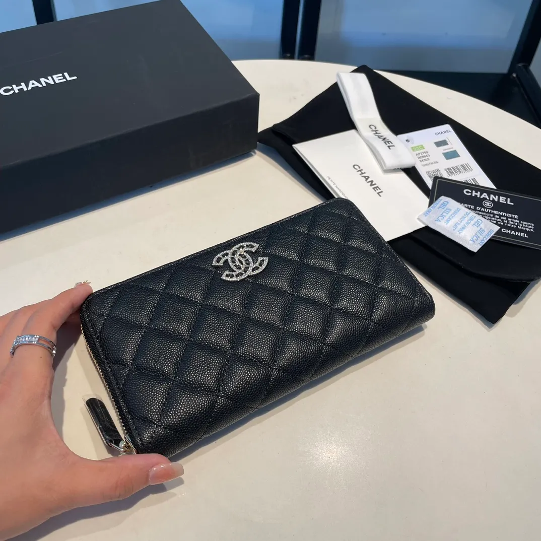 💰560😊 Upgraded version💋🆕In stock In stock Ohanel 22 spring and summer series fine ball pattern cowhide long zipper wallet with rhinestone buckle I cried so beautifully 😭 New art double c diamond buckle through leather The rhinestone buckle attracted me, and the diamonds are really good-looking, so I bought it! Comes with complete packaging 2709🍃size: 19*10cm