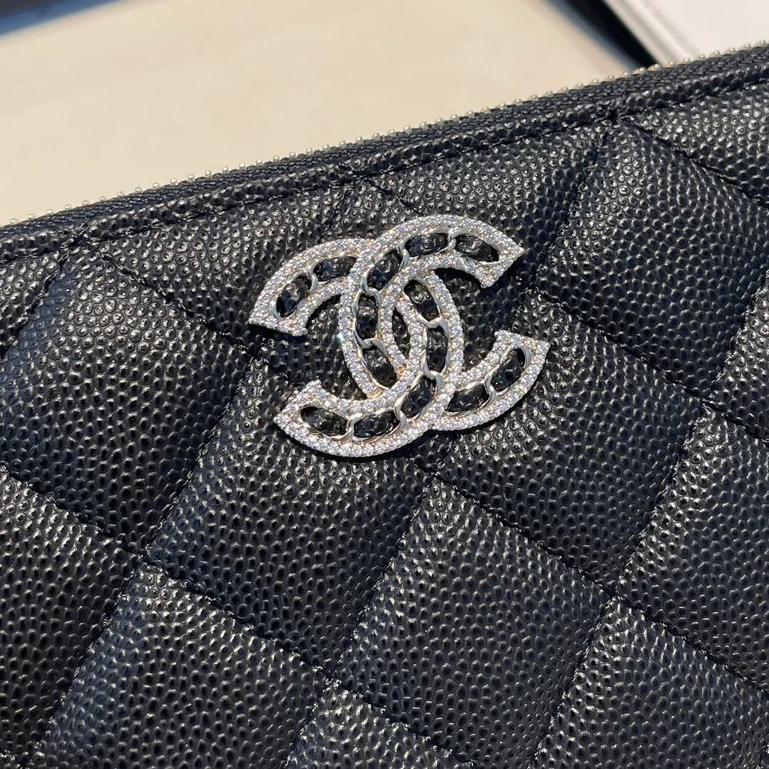 💰560😊 Upgraded version💋🆕In stock In stock Ohanel 22 spring and summer series fine ball pattern cowhide long zipper wallet with rhinestone buckle I cried so beautifully 😭 New art double c diamond buckle through leather The rhinestone buckle attracted me, and the diamonds are really good-looking, so I bought it! Comes with complete packaging 2709🍃size: 19*10cm