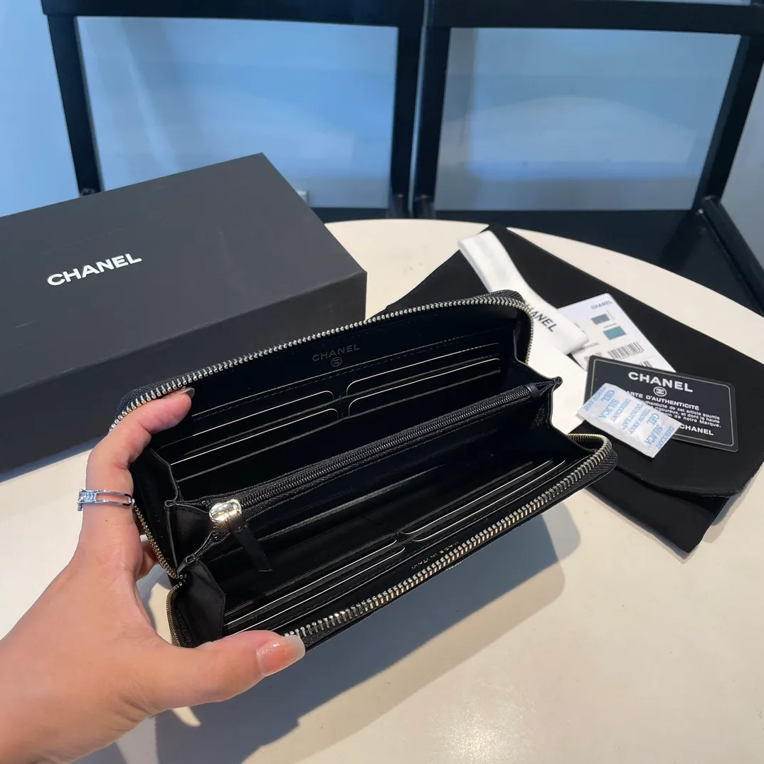 💰560😊 Upgraded version💋🆕In stock In stock Ohanel 22 spring and summer series fine ball pattern cowhide long zipper wallet with rhinestone buckle I cried so beautifully 😭 New art double c diamond buckle through leather The rhinestone buckle attracted me, and the diamonds are really good-looking, so I bought it! Comes with complete packaging 2709🍃size: 19*10cm