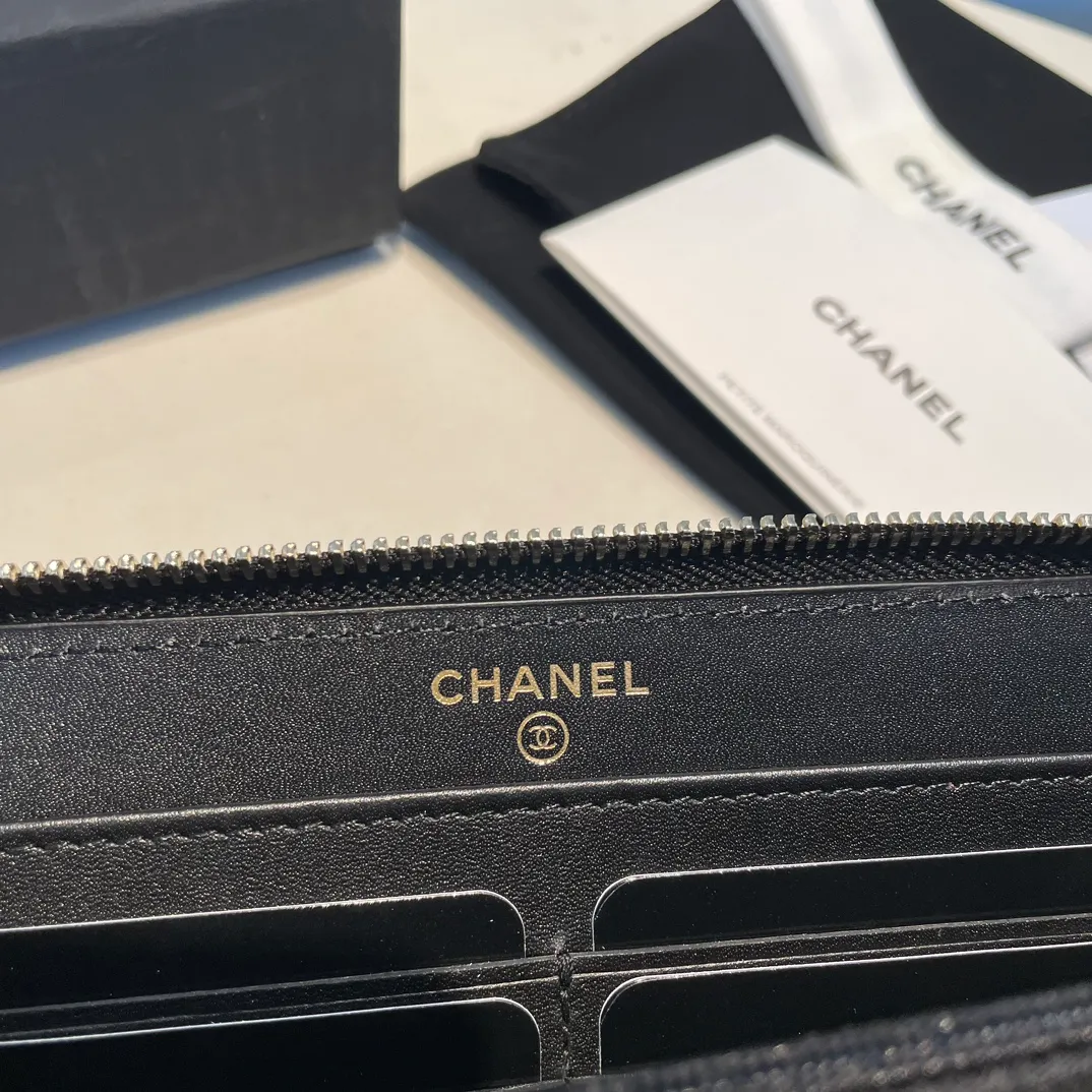 💰560😊 Upgraded version💋🆕In stock In stock Ohanel 22 spring and summer series fine ball pattern cowhide long zipper wallet with rhinestone buckle I cried so beautifully 😭 New art double c diamond buckle through leather The rhinestone buckle attracted me, and the diamonds are really good-looking, so I bought it! Comes with complete packaging 2709🍃size: 19*10cm