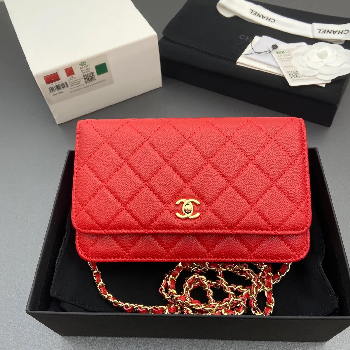 Xiaoxiang imported Italian caviar calfskin [upgraded version] Item number: A4241 Price: 700 Size: w20×h13×d3.5cm Color: Big red fine ball pattern golden steel mark
