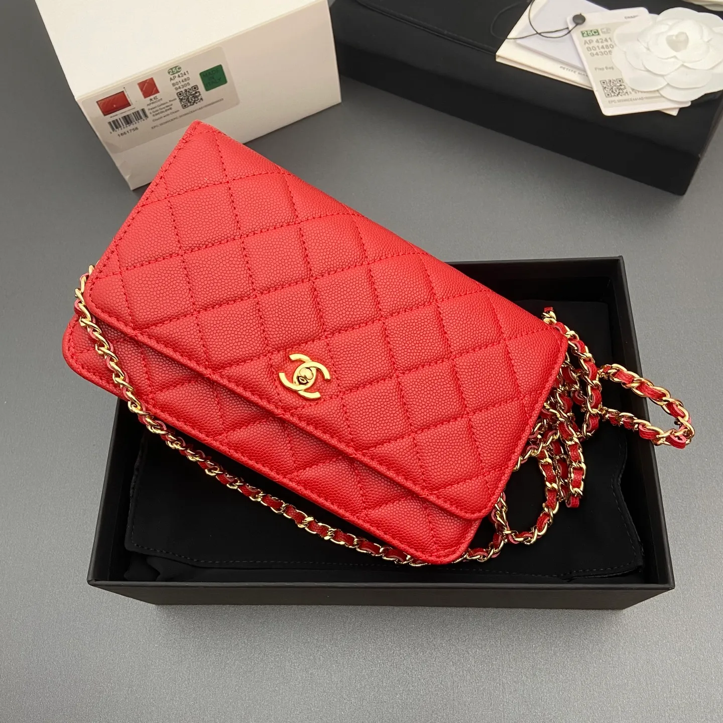 Xiaoxiang imported Italian caviar calfskin [upgraded version] Item number: A4241 Price: 700 Size: w20×h13×d3.5cm Color: Big red fine ball pattern golden steel mark