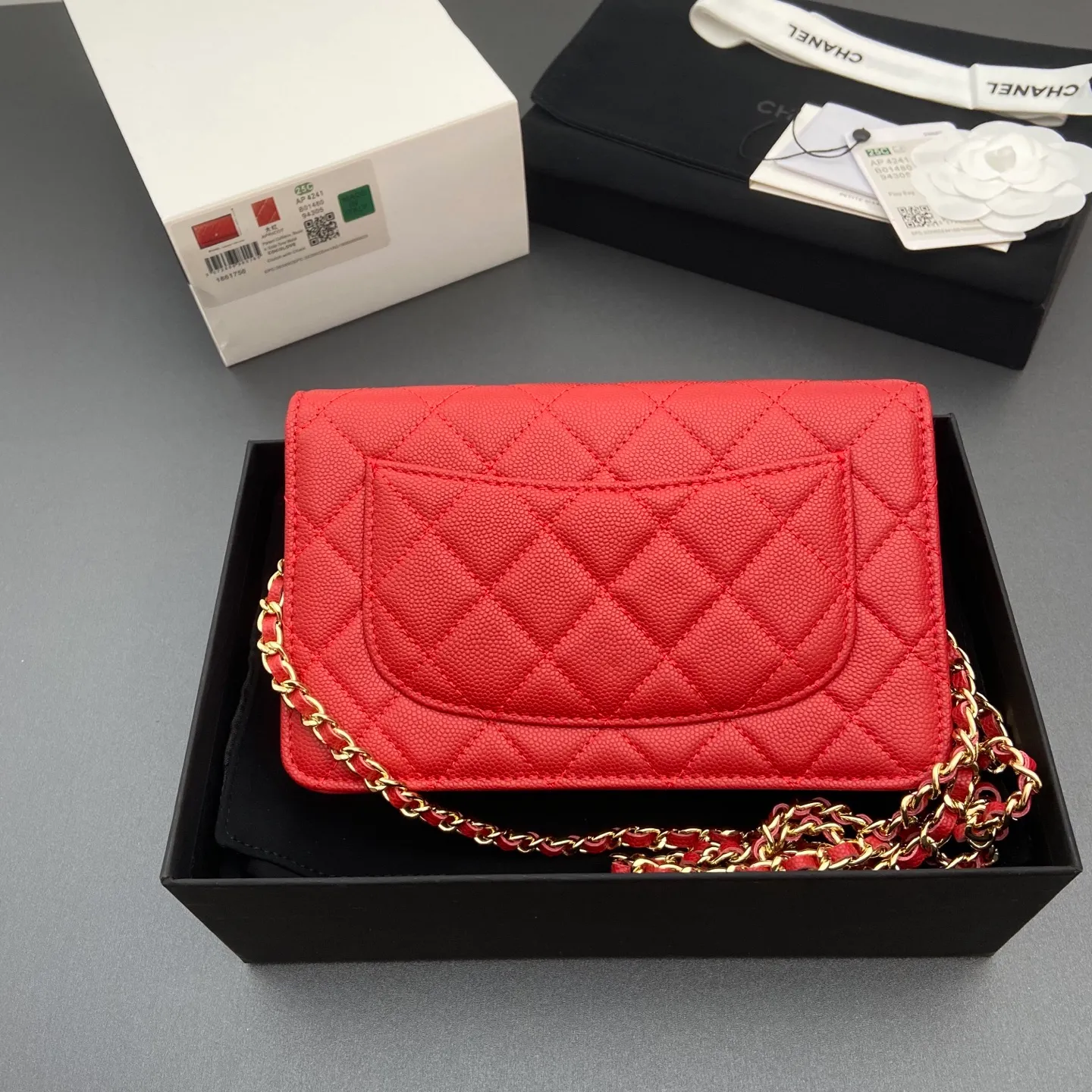 Xiaoxiang imported Italian caviar calfskin [upgraded version] Item number: A4241 Price: 700 Size: w20×h13×d3.5cm Color: Big red fine ball pattern golden steel mark