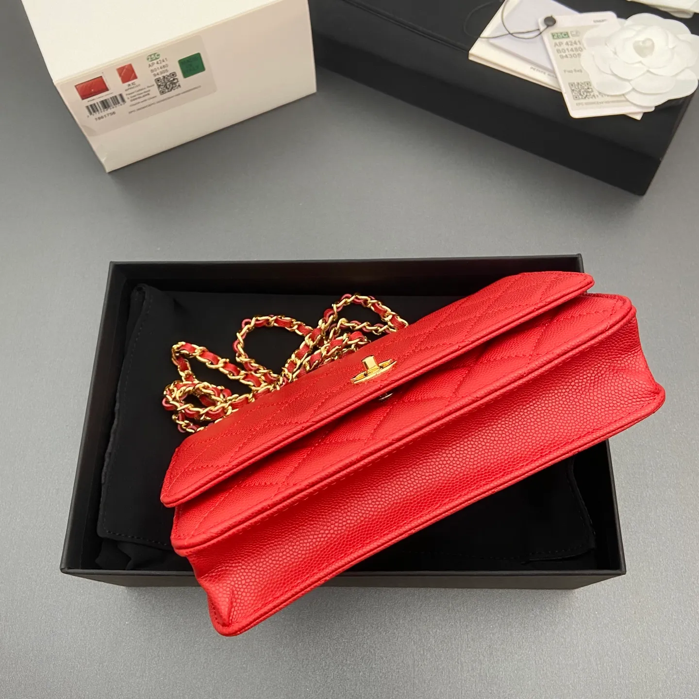 Xiaoxiang imported Italian caviar calfskin [upgraded version] Item number: A4241 Price: 700 Size: w20×h13×d3.5cm Color: Big red fine ball pattern golden steel mark