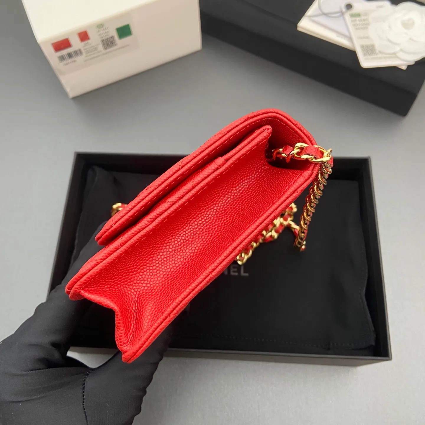 Xiaoxiang imported Italian caviar calfskin [upgraded version] Item number: A4241 Price: 700 Size: w20×h13×d3.5cm Color: Big red fine ball pattern golden steel mark