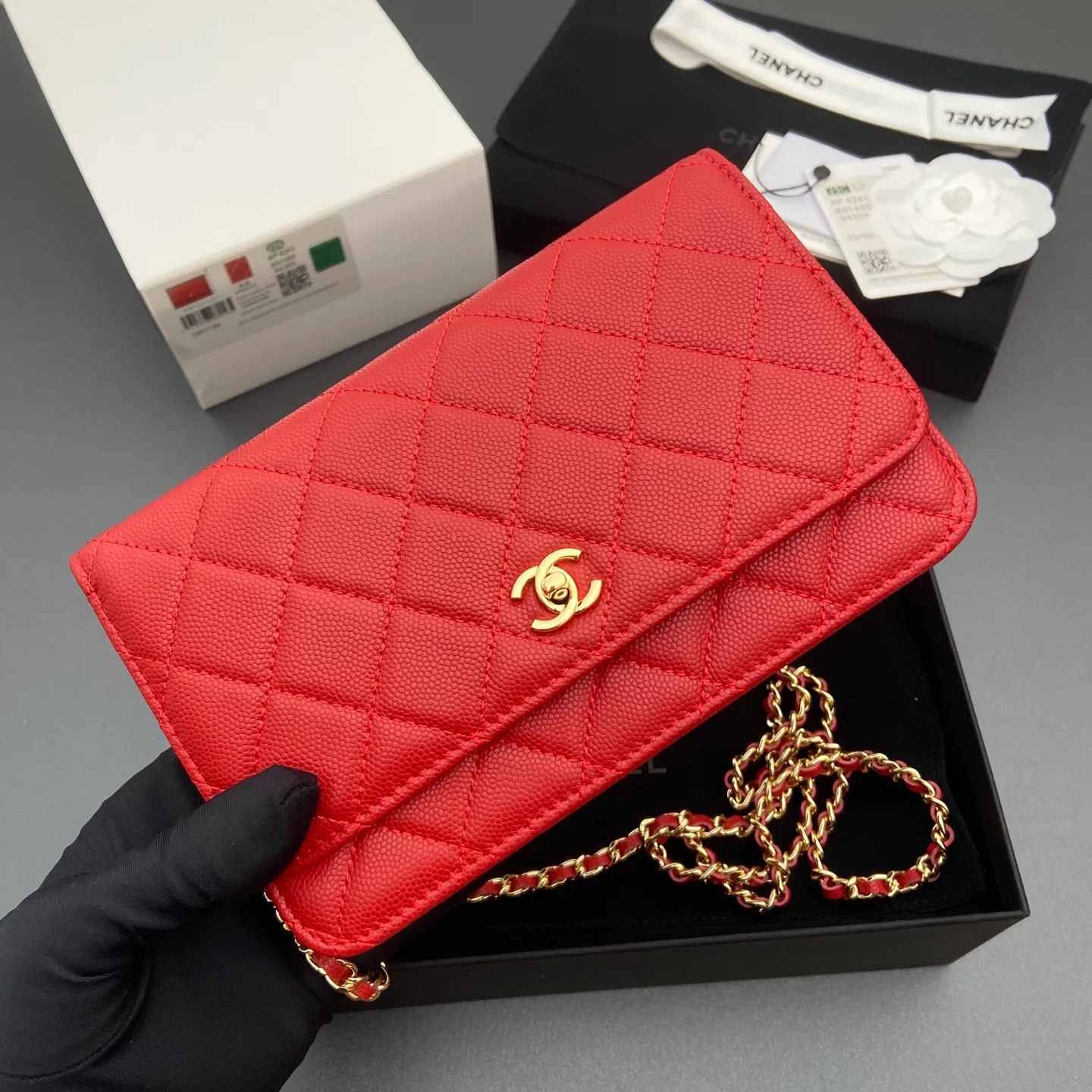 Xiaoxiang imported Italian caviar calfskin [upgraded version] Item number: A4241 Price: 700 Size: w20×h13×d3.5cm Color: Big red fine ball pattern golden steel mark