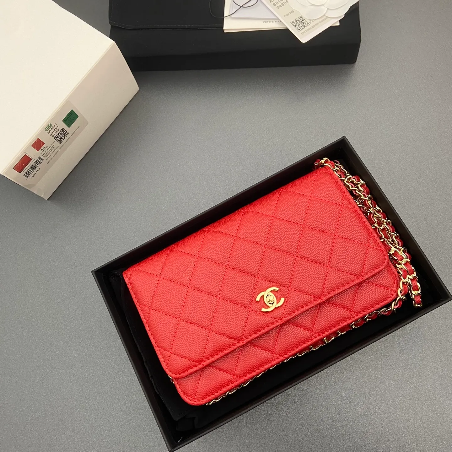 Xiaoxiang imported Italian caviar calfskin [upgraded version] Item number: A4241 Price: 700 Size: w20×h13×d3.5cm Color: Big red fine ball pattern golden steel mark