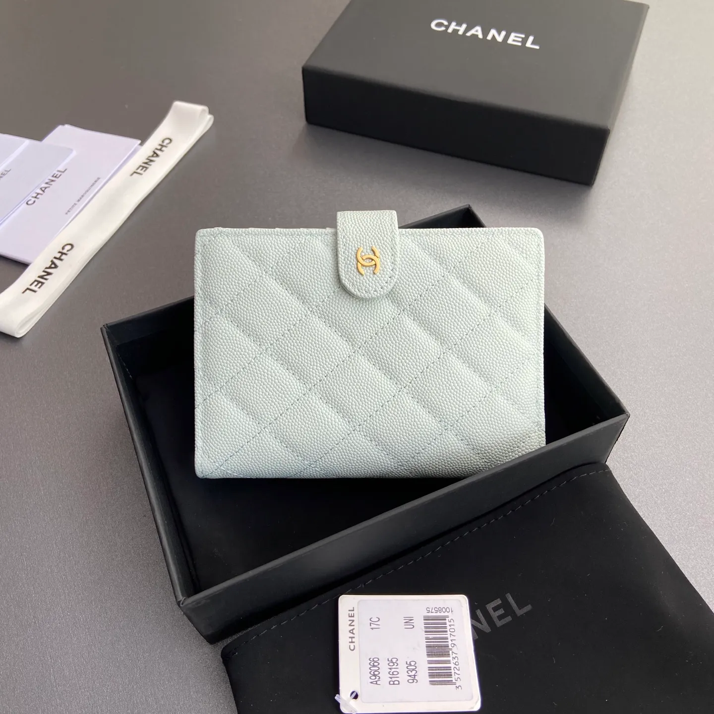 [Premium Hardware Original Leather] ¥440 Xiaoxiang Passport Holder Series Quilted with iconic metal logo Gold tone metal hardware, special Italian imported leather 4 card slots, 1 small zipper pocket. 1 banknote compartment, 1 passport holder card slot No.: 96066 Light blue fine ball gold Size: w10×h14×d2cm