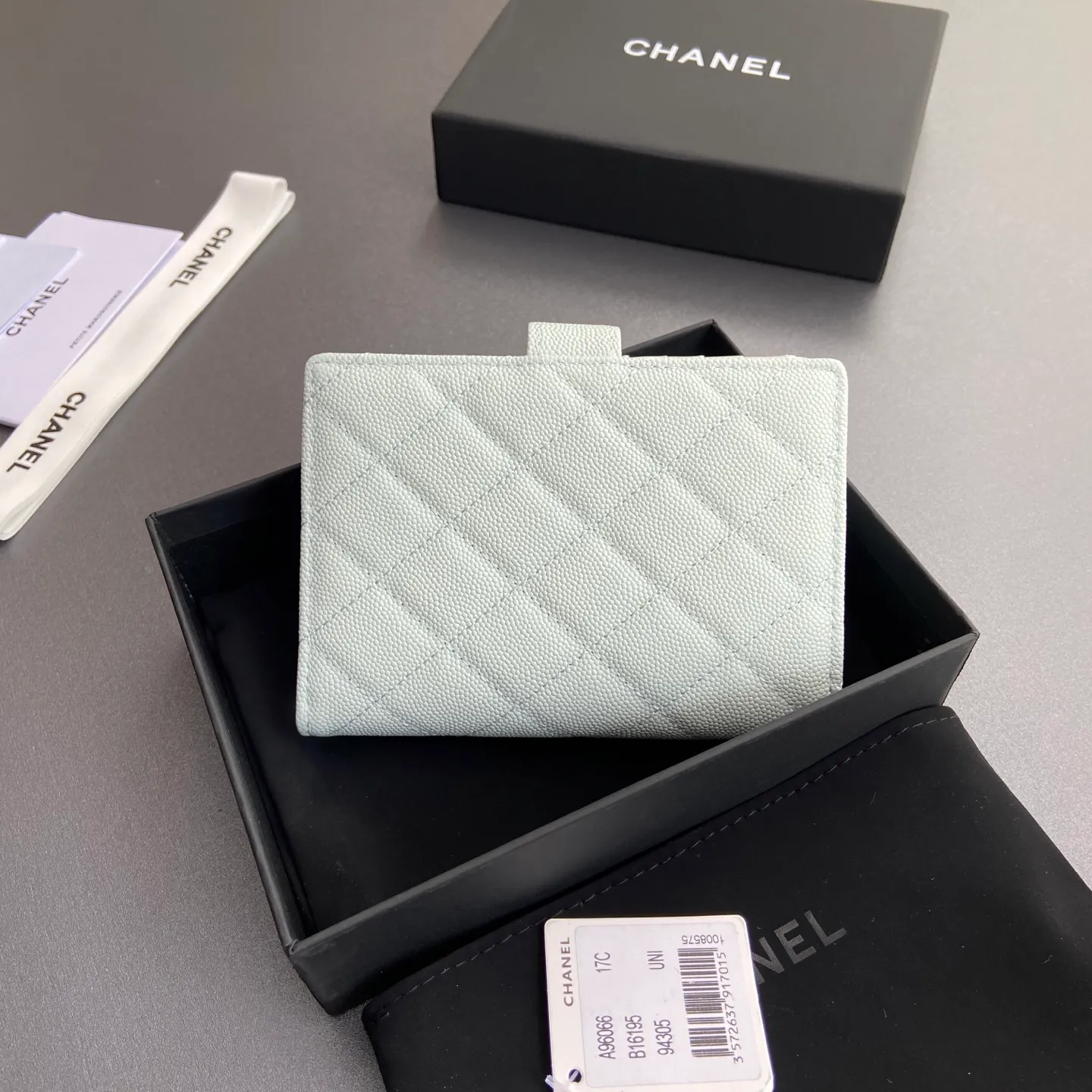 [Premium Hardware Original Leather] ¥440 Xiaoxiang Passport Holder Series Quilted with iconic metal logo Gold tone metal hardware, special Italian imported leather 4 card slots, 1 small zipper pocket. 1 banknote compartment, 1 passport holder card slot No.: 96066 Light blue fine ball gold Size: w10×h14×d2cm