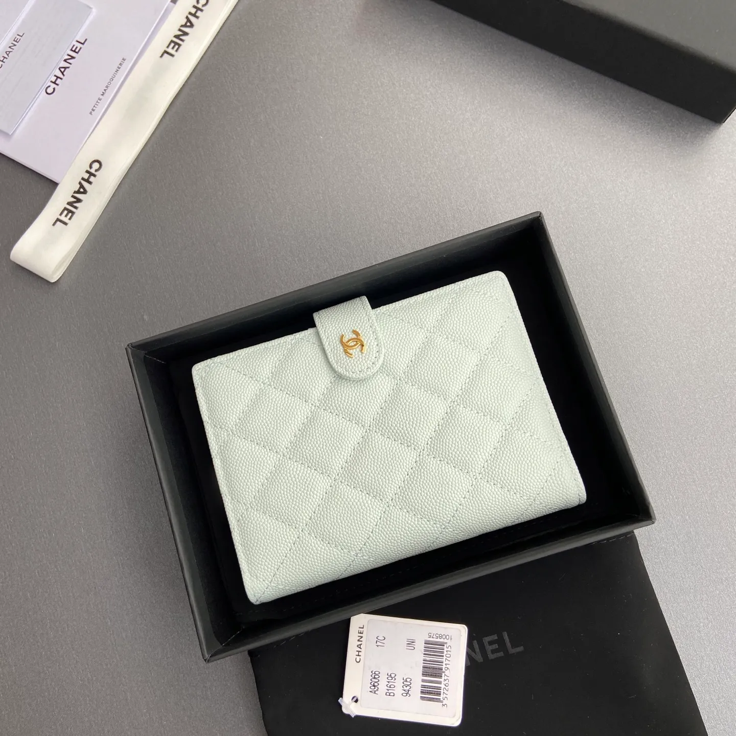 [Premium Hardware Original Leather] ¥440 Xiaoxiang Passport Holder Series Quilted with iconic metal logo Gold tone metal hardware, special Italian imported leather 4 card slots, 1 small zipper pocket. 1 banknote compartment, 1 passport holder card slot No.: 96066 Light blue fine ball gold Size: w10×h14×d2cm