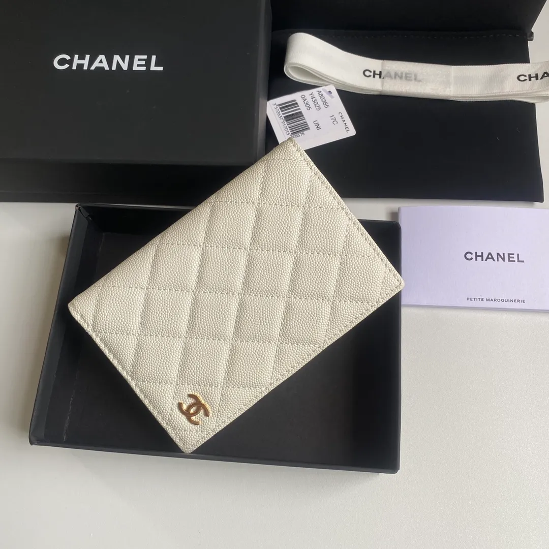 280💰 CHANEL Classic Passport Holder❤️Good news for friends who are traveling! This passport holder is made of imported first-layer grain embossed cowhide, with a burgundy first-layer trim finish on the inside! 4⃣️Card slots...very convenient and practical. Model No. 80385. Size 14.5×10.5×2cm