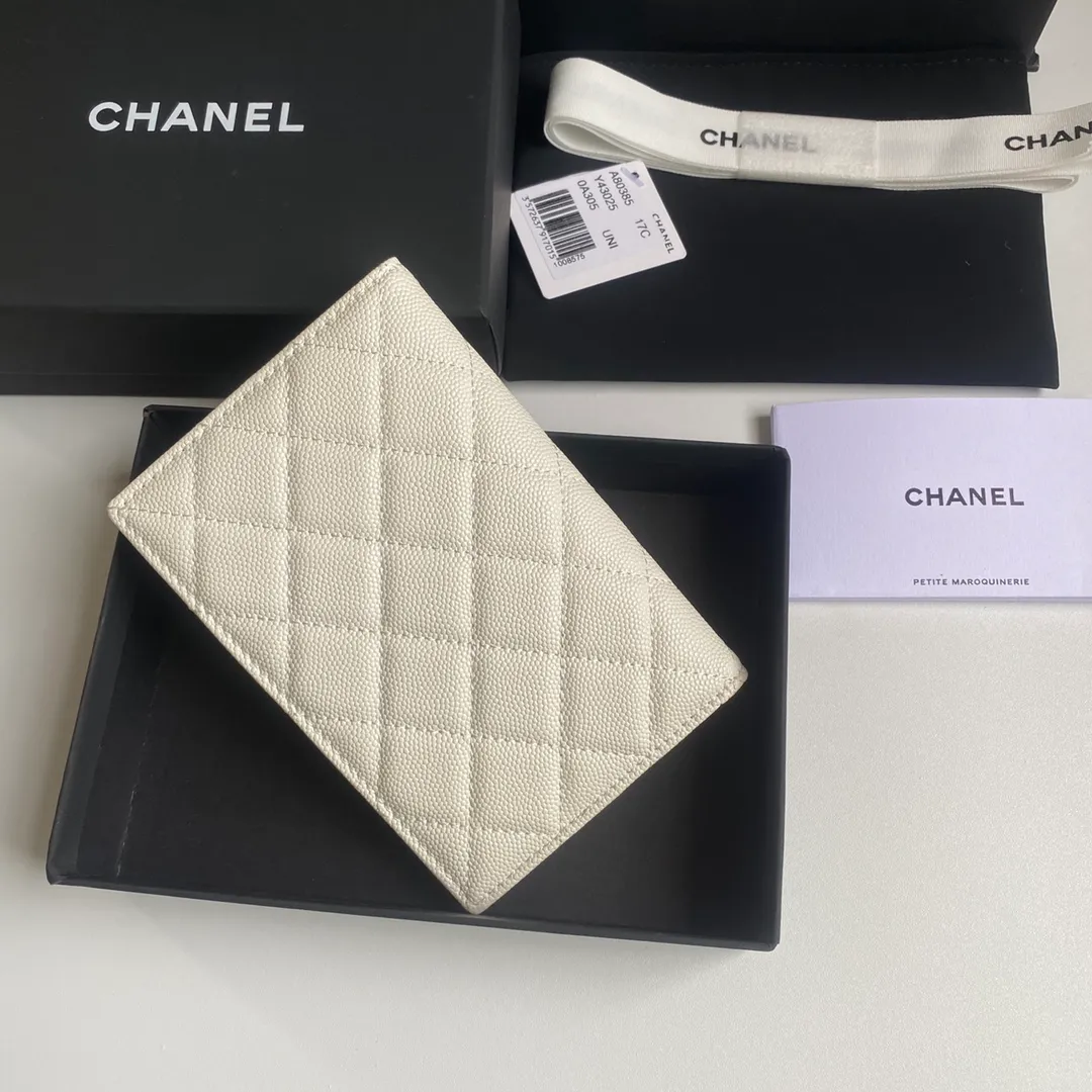 280💰 CHANEL Classic Passport Holder❤️Good news for friends who are traveling! This passport holder is made of imported first-layer grain embossed cowhide, with a burgundy first-layer trim finish on the inside! 4⃣️Card slots...very convenient and practical. Model No. 80385. Size 14.5×10.5×2cm