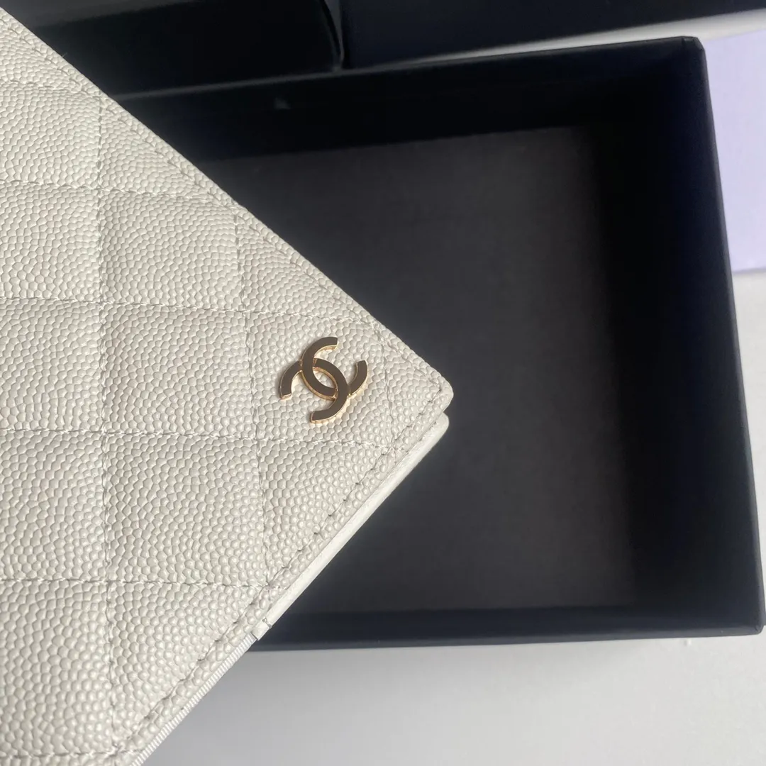 280💰 CHANEL Classic Passport Holder❤️Good news for friends who are traveling! This passport holder is made of imported first-layer grain embossed cowhide, with a burgundy first-layer trim finish on the inside! 4⃣️Card slots...very convenient and practical. Model No. 80385. Size 14.5×10.5×2cm