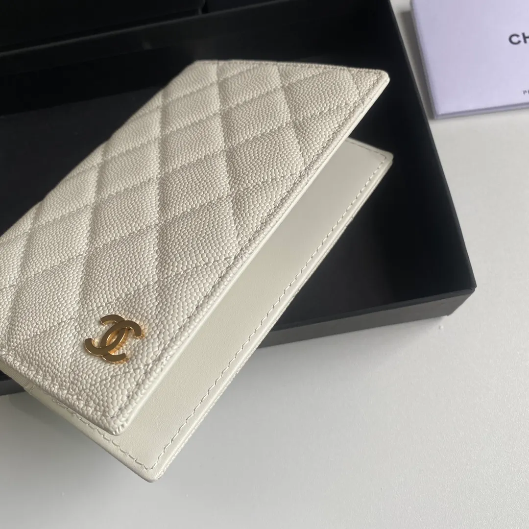 280💰 CHANEL Classic Passport Holder❤️Good news for friends who are traveling! This passport holder is made of imported first-layer grain embossed cowhide, with a burgundy first-layer trim finish on the inside! 4⃣️Card slots...very convenient and practical. Model No. 80385. Size 14.5×10.5×2cm