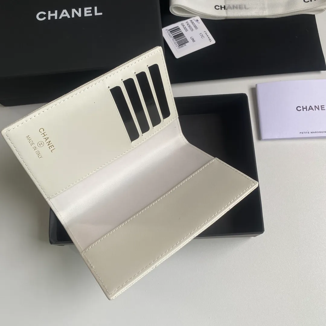 280💰 CHANEL Classic Passport Holder❤️Good news for friends who are traveling! This passport holder is made of imported first-layer grain embossed cowhide, with a burgundy first-layer trim finish on the inside! 4⃣️Card slots...very convenient and practical. Model No. 80385. Size 14.5×10.5×2cm