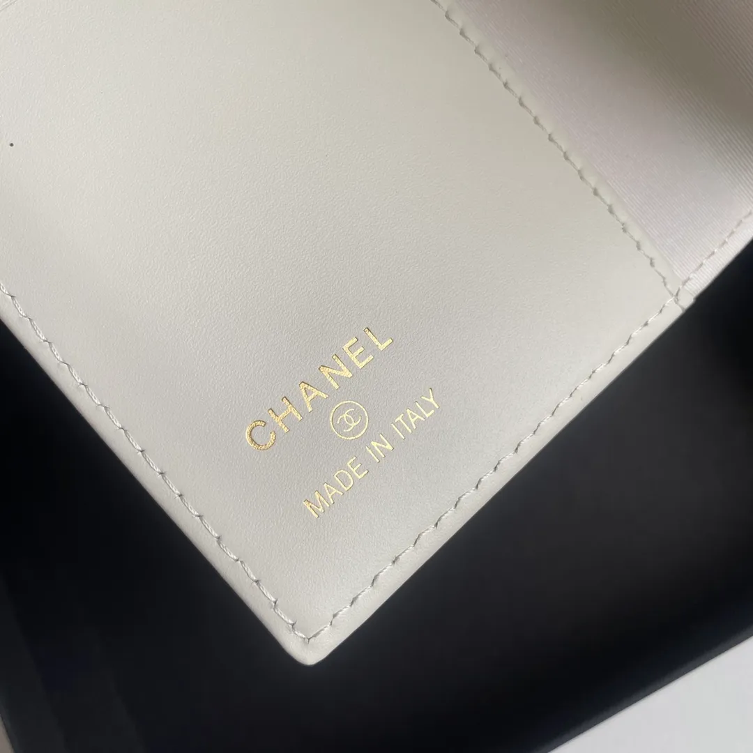 280💰 CHANEL Classic Passport Holder❤️Good news for friends who are traveling! This passport holder is made of imported first-layer grain embossed cowhide, with a burgundy first-layer trim finish on the inside! 4⃣️Card slots...very convenient and practical. Model No. 80385. Size 14.5×10.5×2cm