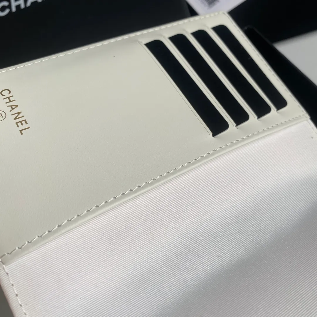 280💰 CHANEL Classic Passport Holder❤️Good news for friends who are traveling! This passport holder is made of imported first-layer grain embossed cowhide, with a burgundy first-layer trim finish on the inside! 4⃣️Card slots...very convenient and practical. Model No. 80385. Size 14.5×10.5×2cm