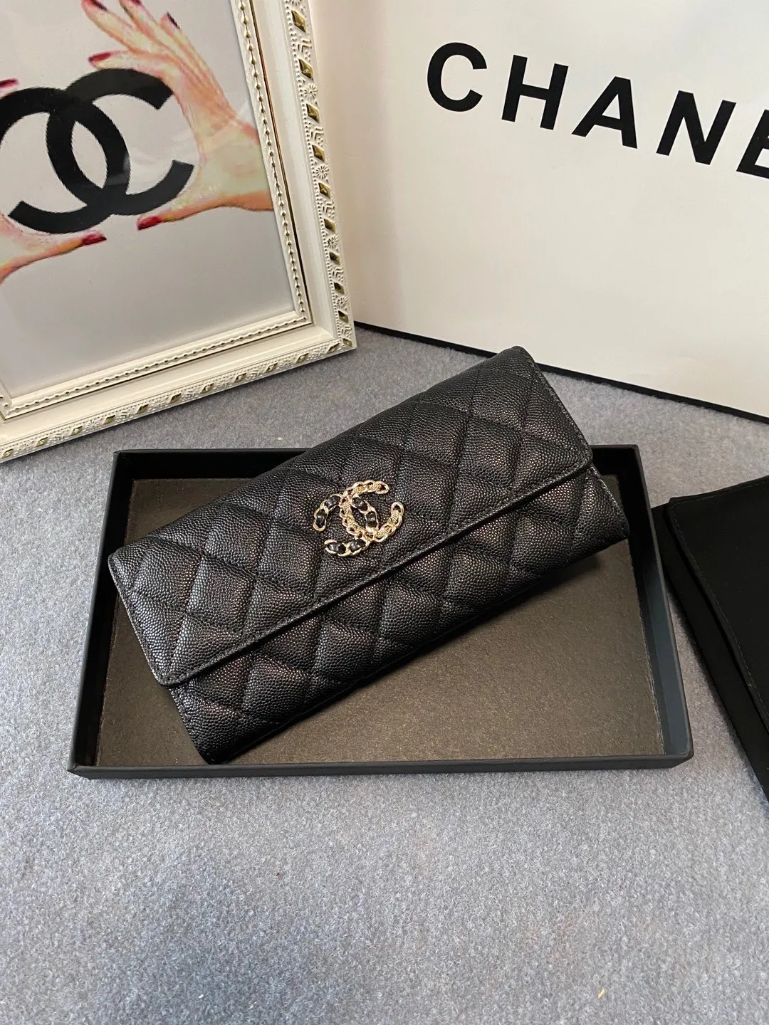 💰540😊Upgraded version💋2020 Autumn and Winter New Style🆕 The latest long snap buckle 20% off wallet 💞12 colors, made of lychee fine ball-grained cowhide, with a larger logo than the previous classic model, with half leather and half gold chain design, exquisite and special 😉 This season’s main series, everyone wants to buy every color 🧸The logo is eye-catching, unique and western, and the temperament is instantly upupu p❣Fashionable style and style are also co-created by Karl and Viard. The first series launched by the new art director will be a key recommendation of the brand from this year to next year, conveying the essence of the brand 1895🍃size: 19*10.5cm