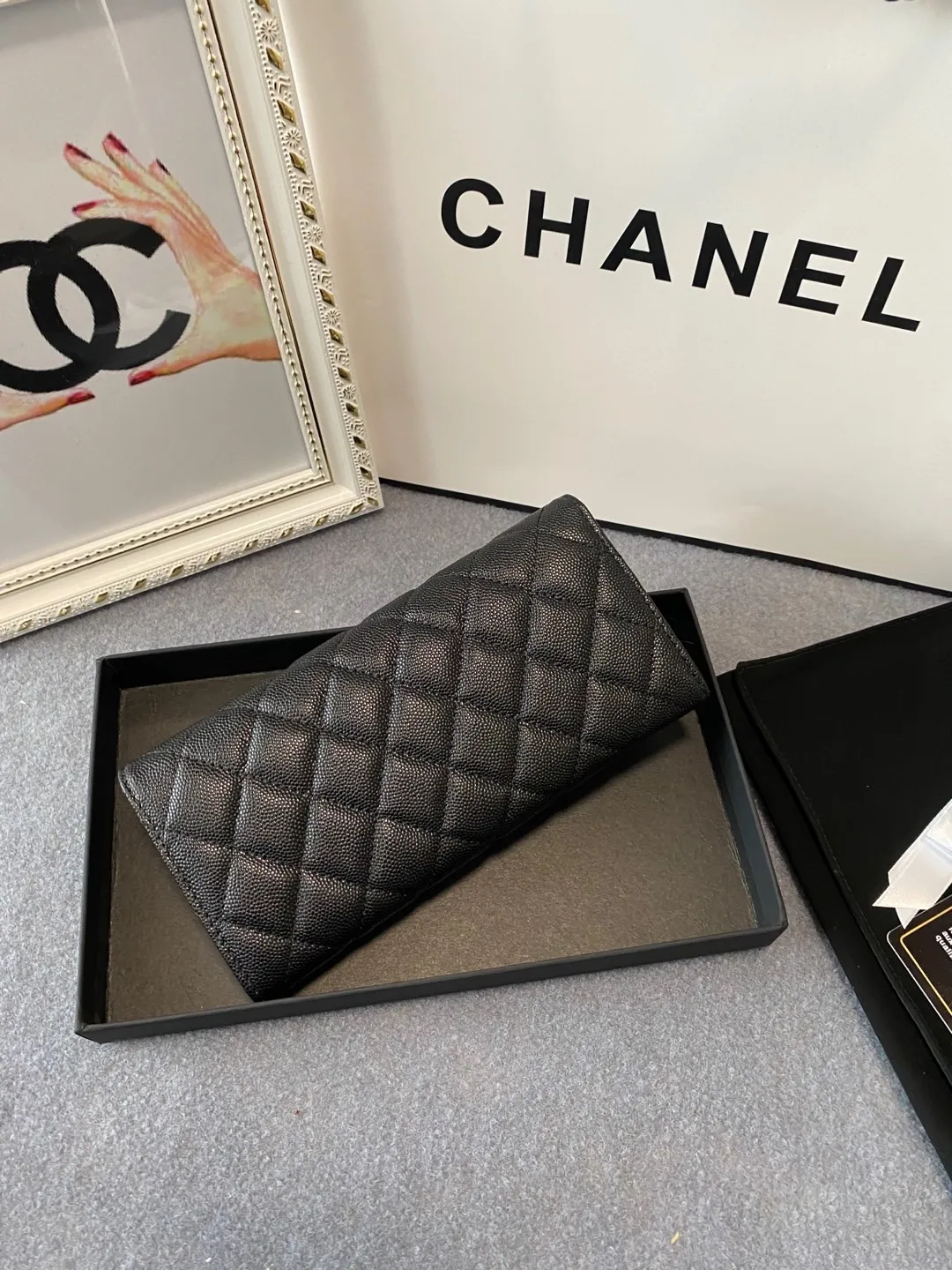 💰540😊Upgraded version💋2020 Autumn and Winter New Style🆕 The latest long snap buckle 20% off wallet 💞12 colors, made of lychee fine ball-grained cowhide, with a larger logo than the previous classic model, with half leather and half gold chain design, exquisite and special 😉 This season’s main series, everyone wants to buy every color 🧸The logo is eye-catching, unique and western, and the temperament is instantly upupu p❣Fashionable style and style are also co-created by Karl and Viard. The first series launched by the new art director will be a key recommendation of the brand from this year to next year, conveying the essence of the brand 1895🍃size: 19*10.5cm