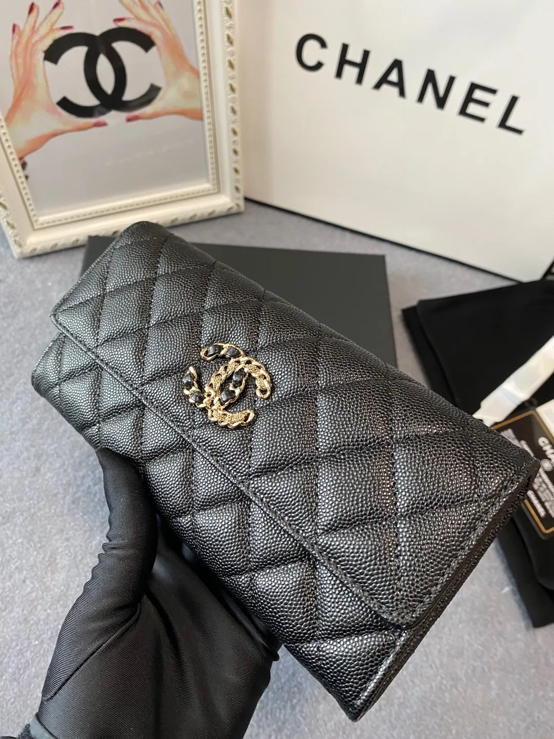 💰540😊Upgraded version💋2020 Autumn and Winter New Style🆕 The latest long snap buckle 20% off wallet 💞12 colors, made of lychee fine ball-grained cowhide, with a larger logo than the previous classic model, with half leather and half gold chain design, exquisite and special 😉 This season’s main series, everyone wants to buy every color 🧸The logo is eye-catching, unique and western, and the temperament is instantly upupu p❣Fashionable style and style are also co-created by Karl and Viard. The first series launched by the new art director will be a key recommendation of the brand from this year to next year, conveying the essence of the brand 1895🍃size: 19*10.5cm