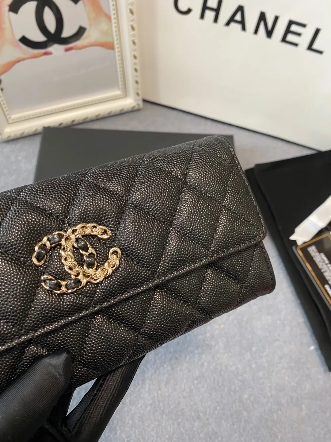 💰540😊Upgraded version💋2020 Autumn and Winter New Style🆕 The latest long snap buckle 20% off wallet 💞12 colors, made of lychee fine ball-grained cowhide, with a larger logo than the previous classic model, with half leather and half gold chain design, exquisite and special 😉 This season’s main series, everyone wants to buy every color 🧸The logo is eye-catching, unique and western, and the temperament is instantly upupu p❣Fashionable style and style are also co-created by Karl and Viard. The first series launched by the new art director will be a key recommendation of the brand from this year to next year, conveying the essence of the brand 1895🍃size: 19*10.5cm
