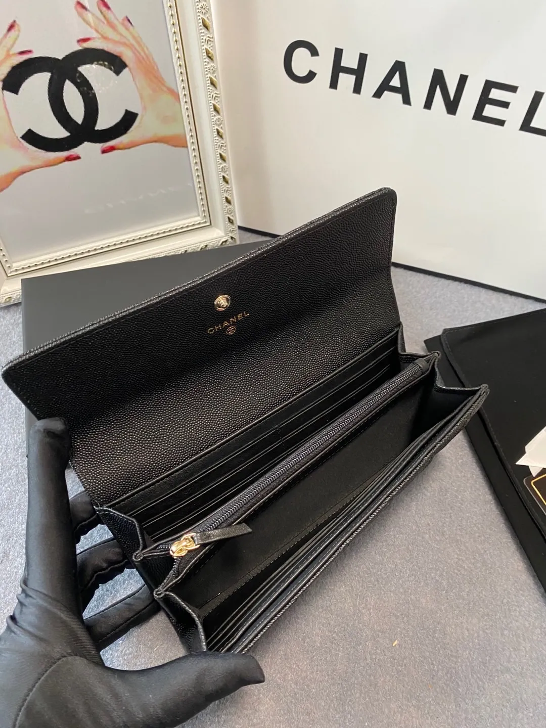 💰540😊Upgraded version💋2020 Autumn and Winter New Style🆕 The latest long snap buckle 20% off wallet 💞12 colors, made of lychee fine ball-grained cowhide, with a larger logo than the previous classic model, with half leather and half gold chain design, exquisite and special 😉 This season’s main series, everyone wants to buy every color 🧸The logo is eye-catching, unique and western, and the temperament is instantly upupu p❣Fashionable style and style are also co-created by Karl and Viard. The first series launched by the new art director will be a key recommendation of the brand from this year to next year, conveying the essence of the brand 1895🍃size: 19*10.5cm