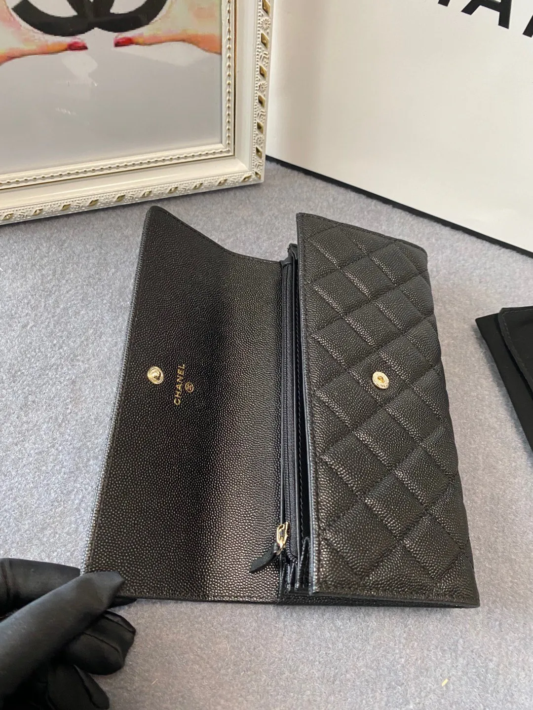 💰540😊Upgraded version💋2020 Autumn and Winter New Style🆕 The latest long snap buckle 20% off wallet 💞12 colors, made of lychee fine ball-grained cowhide, with a larger logo than the previous classic model, with half leather and half gold chain design, exquisite and special 😉 This season’s main series, everyone wants to buy every color 🧸The logo is eye-catching, unique and western, and the temperament is instantly upupu p❣Fashionable style and style are also co-created by Karl and Viard. The first series launched by the new art director will be a key recommendation of the brand from this year to next year, conveying the essence of the brand 1895🍃size: 19*10.5cm