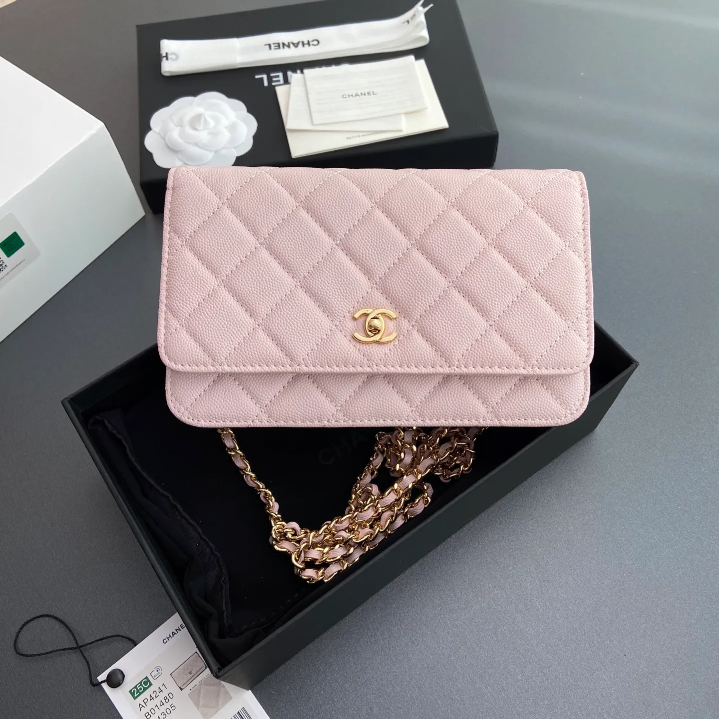 Xiaoxiang imported Italian lambskin [upgraded version] Item number: AP8482 💰700 Size: w20×h13×d3.5cm Color: light pink fine ball pattern golden steel mark