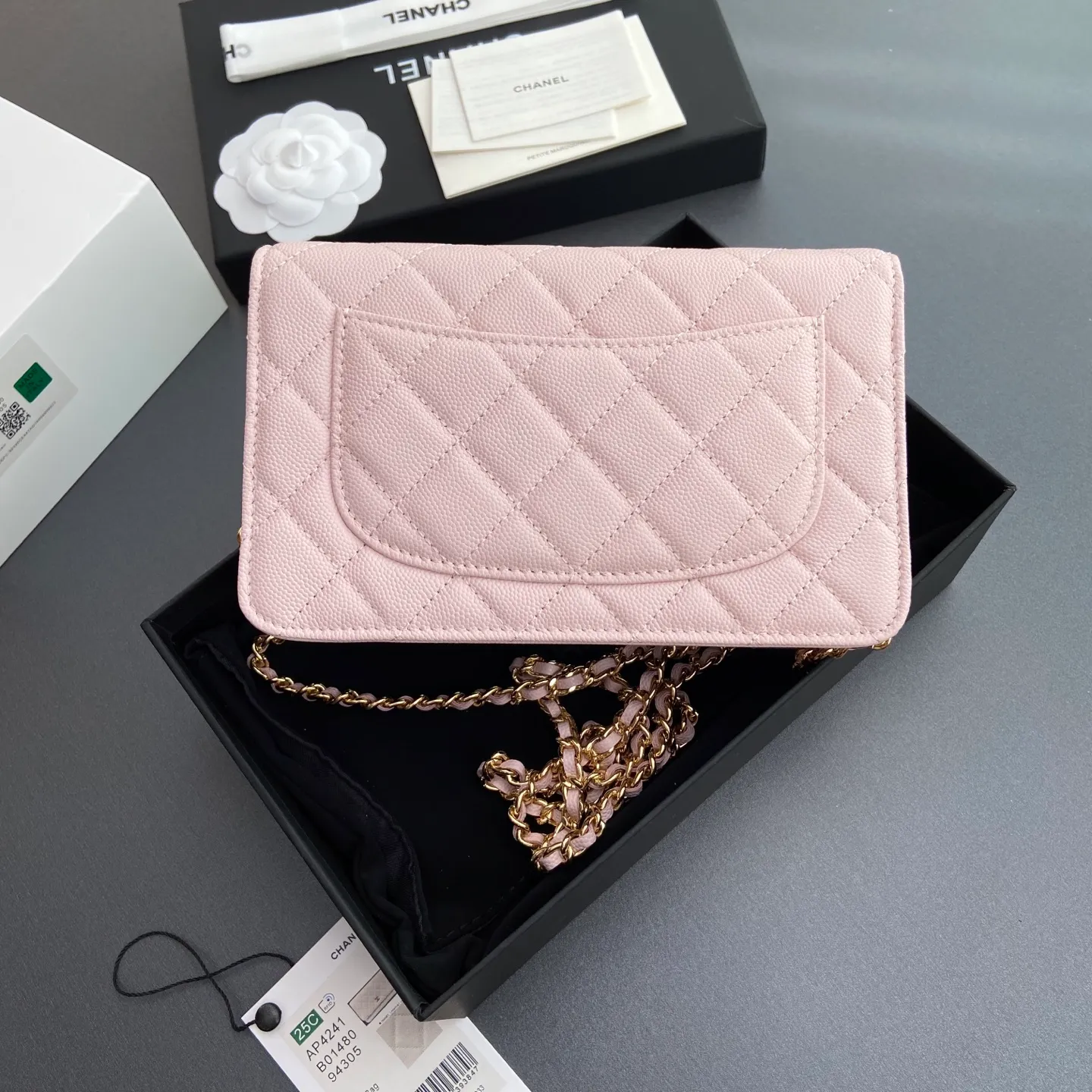 Xiaoxiang imported Italian lambskin [upgraded version] Item number: AP8482 💰700 Size: w20×h13×d3.5cm Color: light pink fine ball pattern golden steel mark