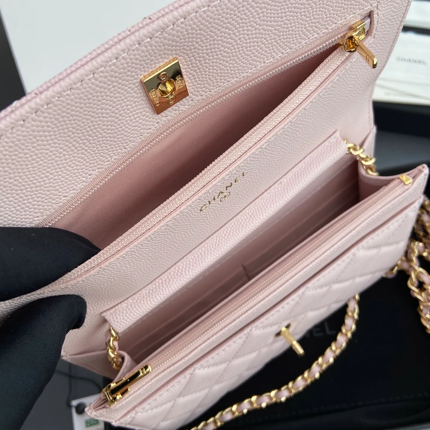 Xiaoxiang imported Italian lambskin [upgraded version] Item number: AP8482 💰700 Size: w20×h13×d3.5cm Color: light pink fine ball pattern golden steel mark