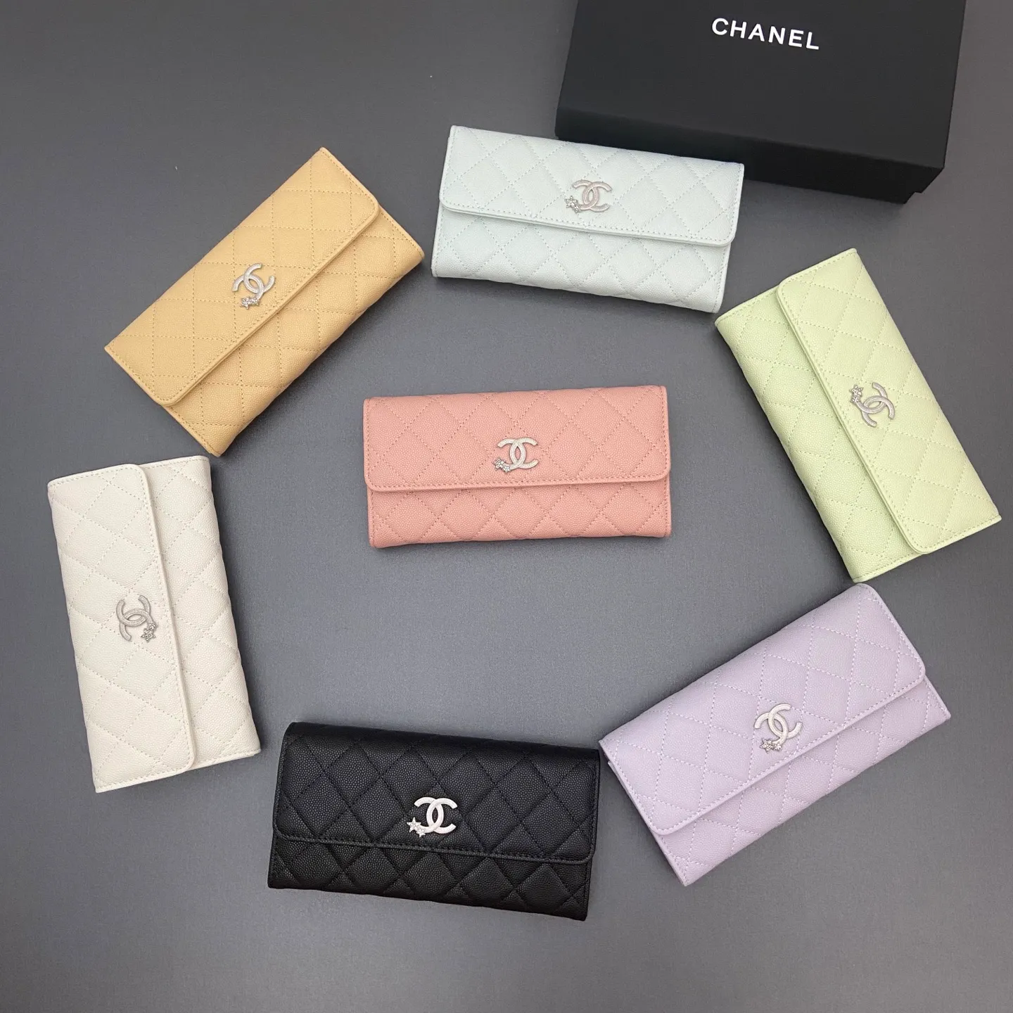 25b new series caviar cowhide with stars ⭐logo shiny blingblibg~ flip long clip wallet series fine ball pattern silver star hardware 12 card slots, two banknote compartments two compartments, 1 zipper bag Price: 260 No.: 3724 Size: w19×h10×d3cm