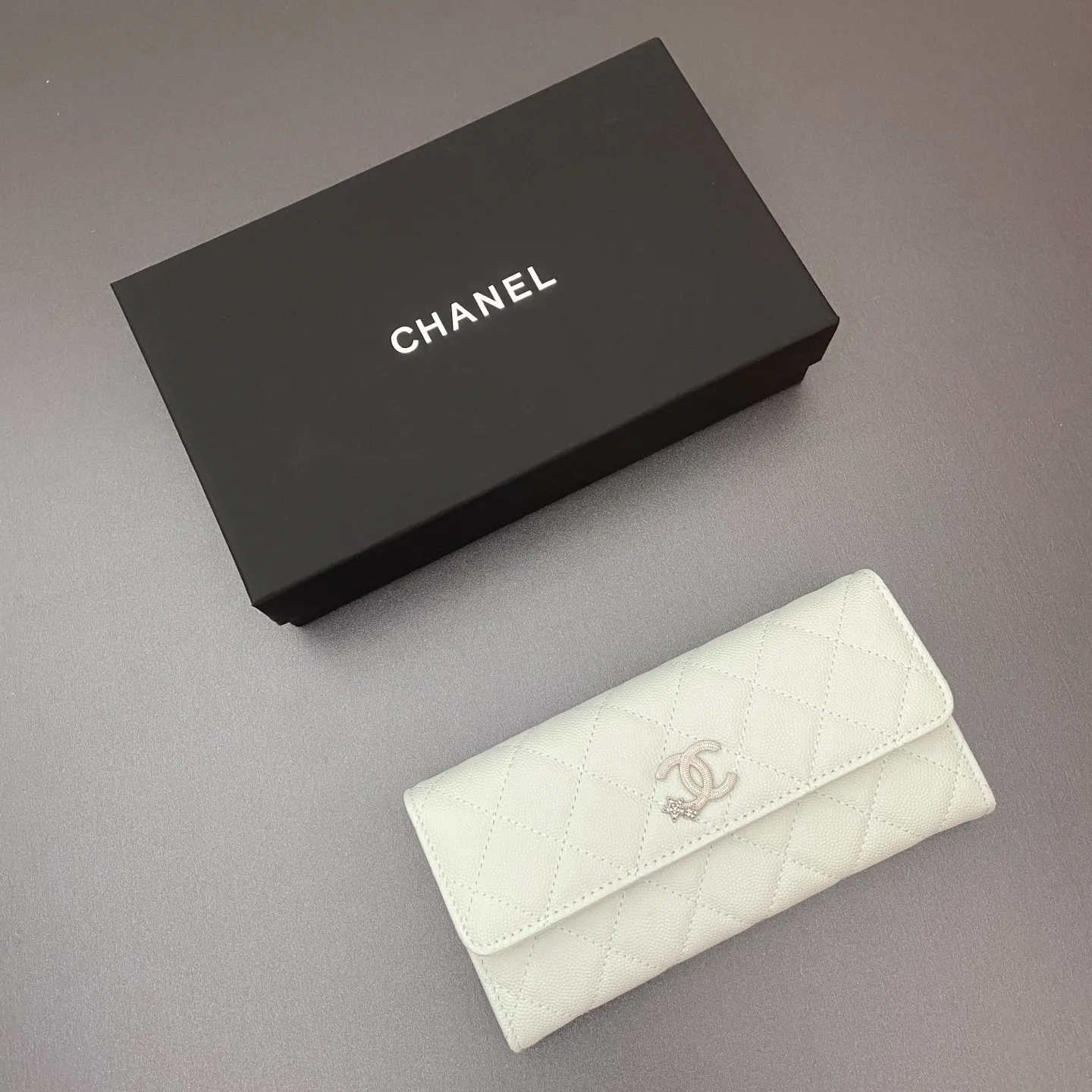 25b new series caviar cowhide with stars ⭐logo shiny blingblibg~ flip long clip wallet series fine ball pattern silver star hardware 12 card slots, two banknote compartments two compartments, 1 zipper bag Price: 260 No.: 3724 Size: w19×h10×d3cm