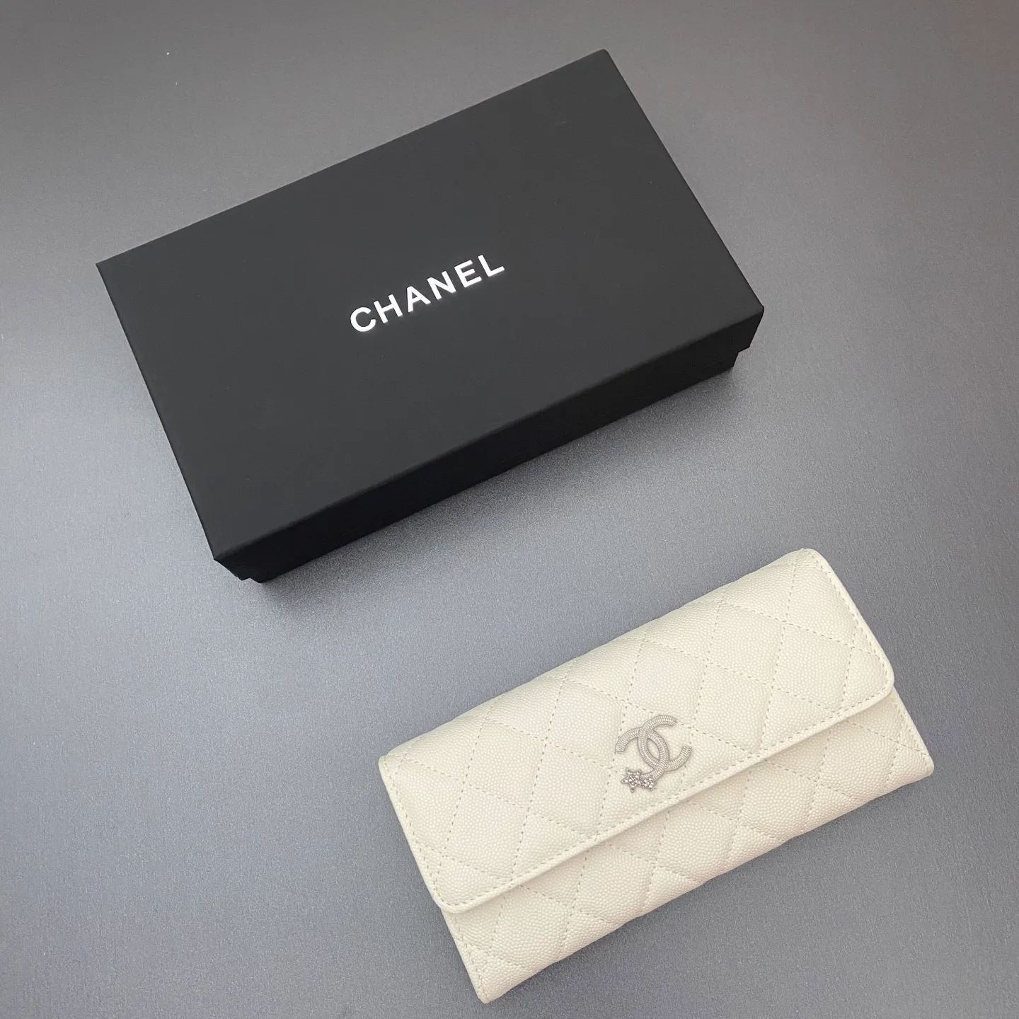 25b new series caviar cowhide with stars ⭐logo shiny blingblibg~ flip long clip wallet series fine ball pattern silver star hardware 12 card slots, two banknote compartments two compartments, 1 zipper bag Price: 260 No.: 3724 Size: w19×h10×d3cm