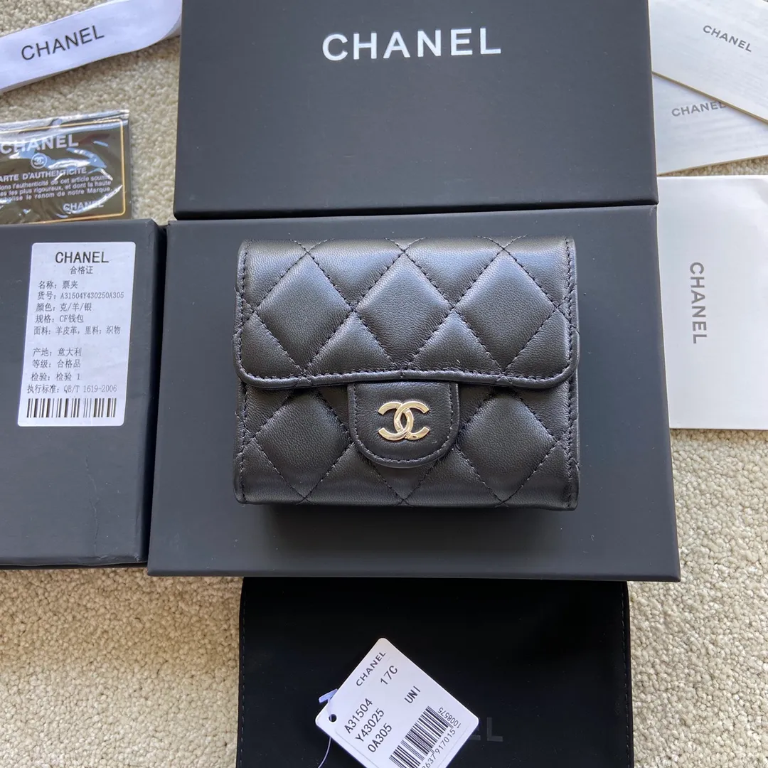 Xiaoxiang imported Italian leather double-layer card holder 320💰 Item number: A31504 Height: w12.5×h8.5×d2.5cm Color: black sheepskin silver steel mark