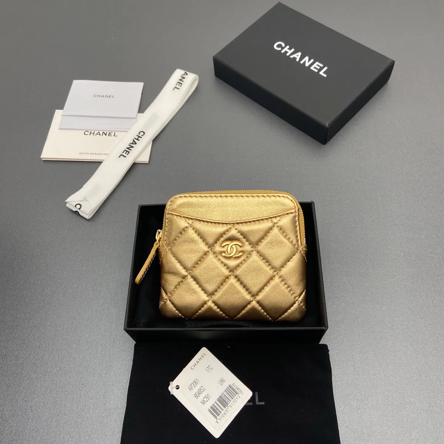[Special grade hardware original leather] ¥380 Xiaoxiang small zipper bag card holder series Quilted card holder/wallet with iconic metal logo Gold tone metal hardware, special Italian imported leather 5 card slots, 1 small zipper bag No.: 2061 Golden sheepskin light gold hardware Size: w11.5×h10×d2cm