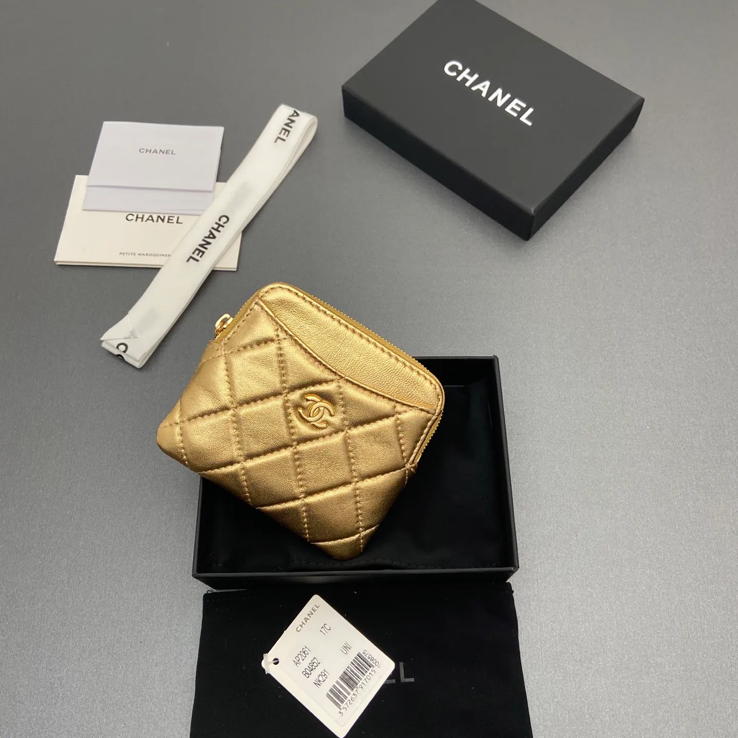 [Special grade hardware original leather] ¥380 Xiaoxiang small zipper bag card holder series Quilted card holder/wallet with iconic metal logo Gold tone metal hardware, special Italian imported leather 5 card slots, 1 small zipper bag No.: 2061 Golden sheepskin light gold hardware Size: w11.5×h10×d2cm