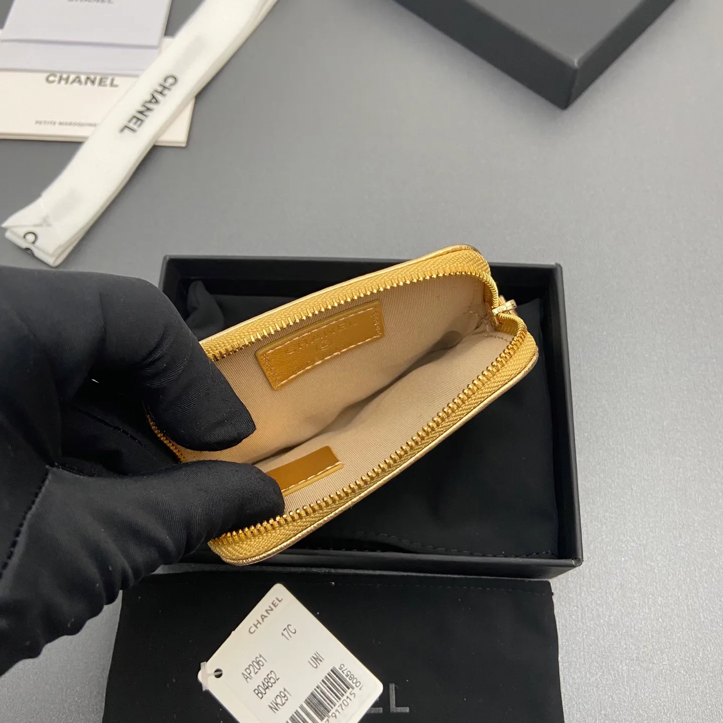 [Special grade hardware original leather] ¥380 Xiaoxiang small zipper bag card holder series Quilted card holder/wallet with iconic metal logo Gold tone metal hardware, special Italian imported leather 5 card slots, 1 small zipper bag No.: 2061 Golden sheepskin light gold hardware Size: w11.5×h10×d2cm