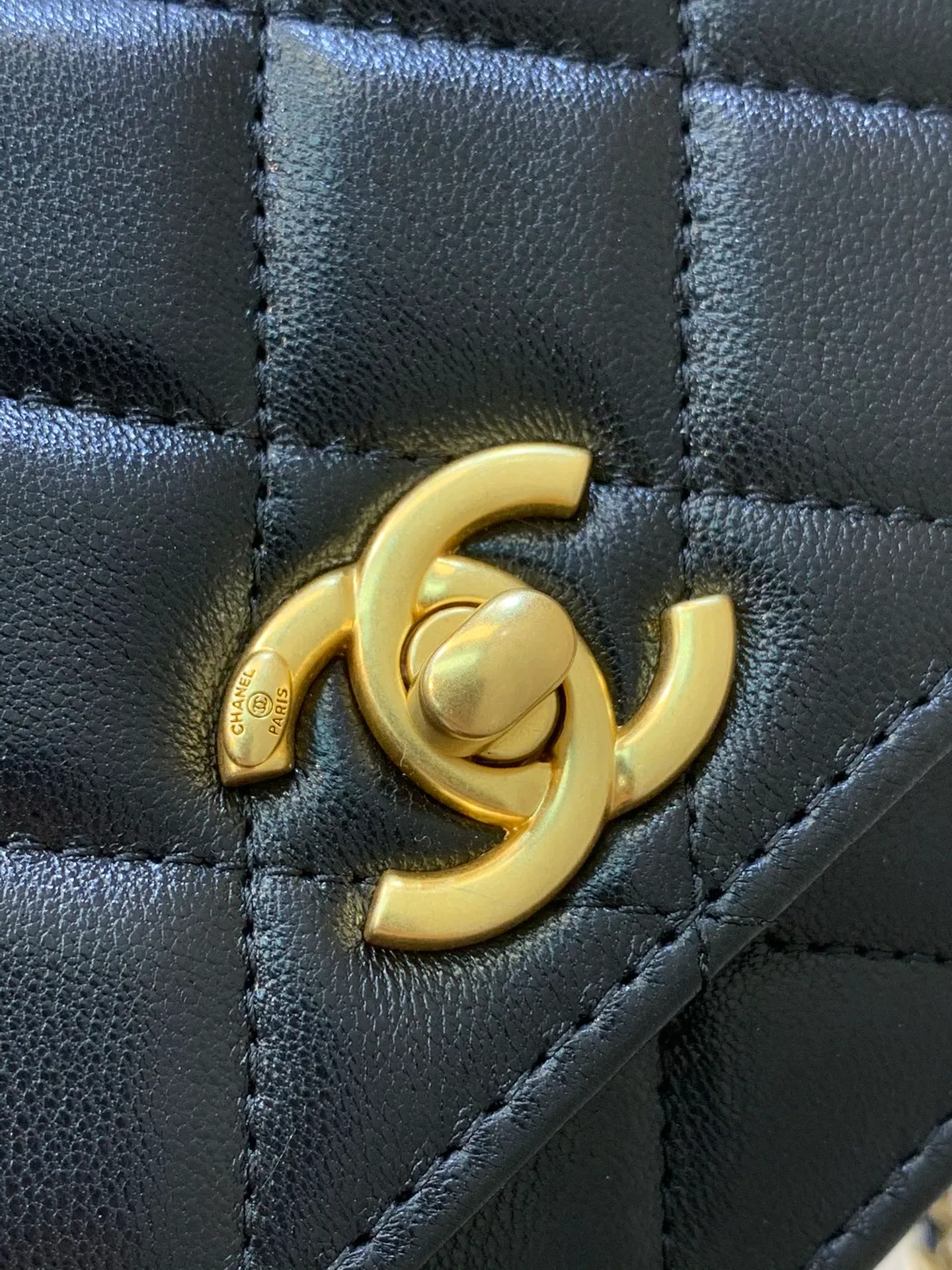 The small double C logo on the front of 3964 adopts an old-fashioned process and is electroplated with real gold. The entire hardware of the bag is made of this old-fashioned process, and the electroplating is thick gold. The overall hardware is smooth without any burrs or bubbles and other inferior effects.