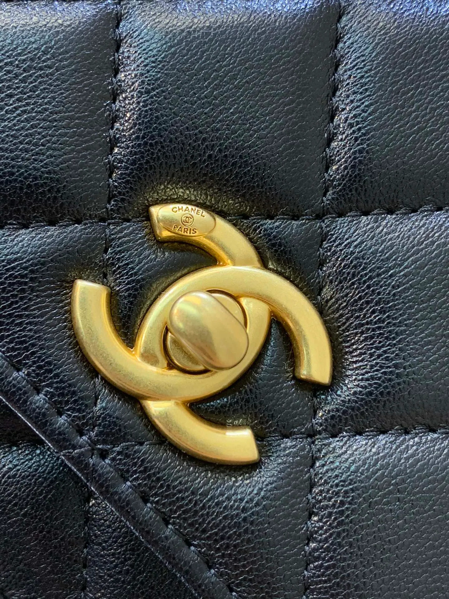The small double C logo on the front of 3964 adopts an old-fashioned process and is electroplated with real gold. The entire hardware of the bag is made of this old-fashioned process, and the electroplating is thick gold. The overall hardware is smooth without any burrs or bubbles and other inferior effects.