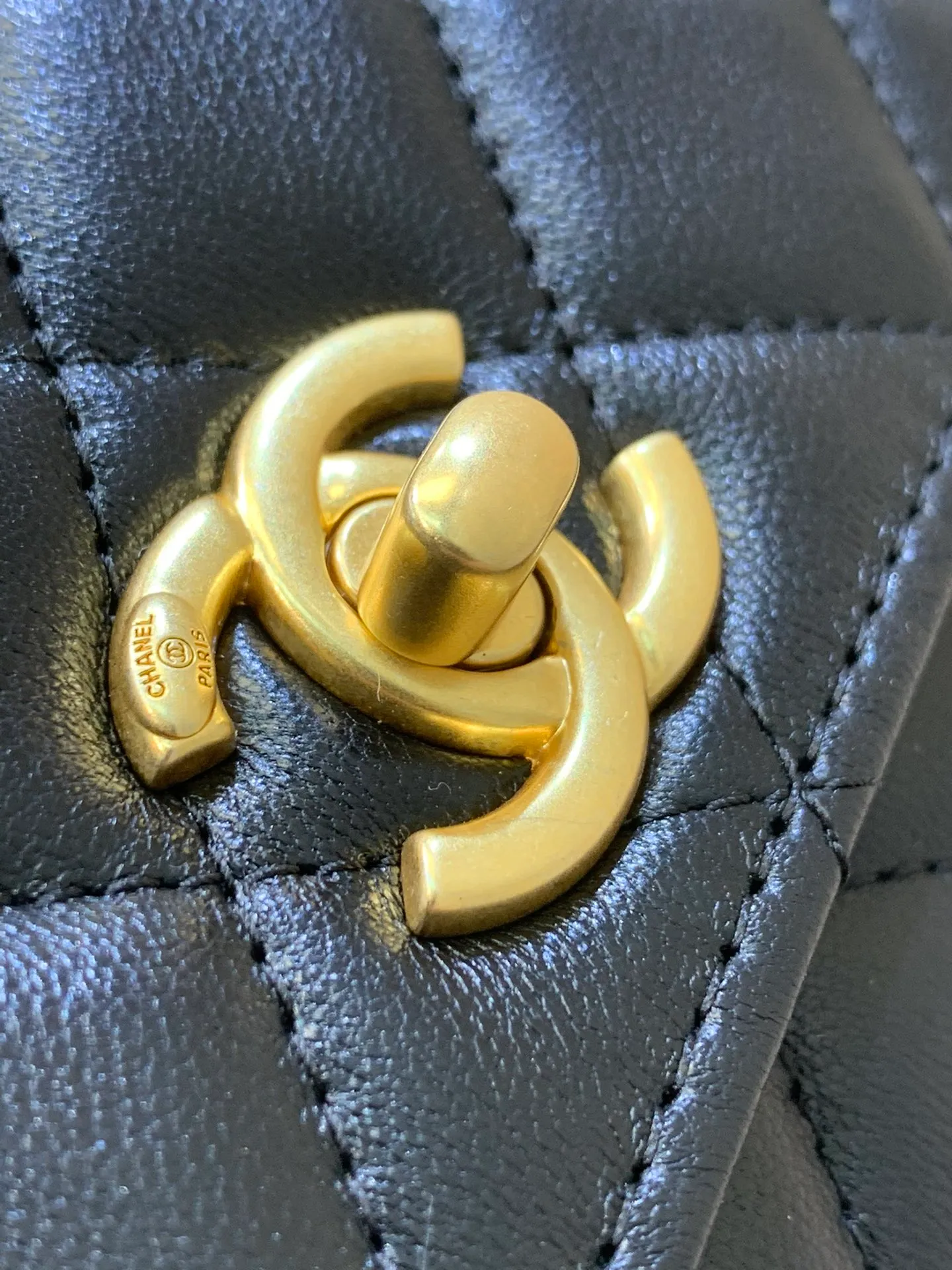 The small double C logo on the front of 3964 adopts an old-fashioned process and is electroplated with real gold. The entire hardware of the bag is made of this old-fashioned process, and the electroplating is thick gold. The overall hardware is smooth without any burrs or bubbles and other inferior effects.