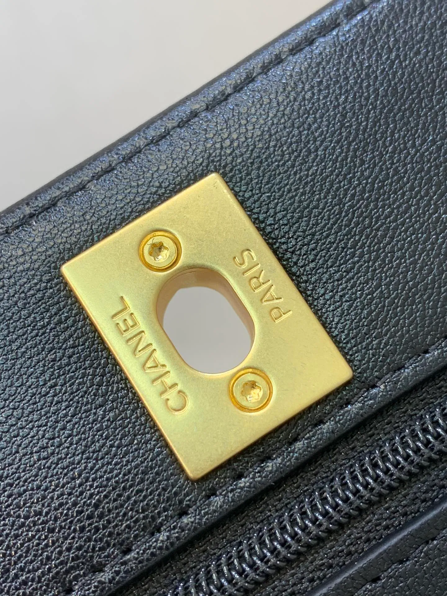 The small double C logo on the front of 3964 adopts an old-fashioned process and is electroplated with real gold. The entire hardware of the bag is made of this old-fashioned process, and the electroplating is thick gold. The overall hardware is smooth without any burrs or bubbles and other inferior effects.