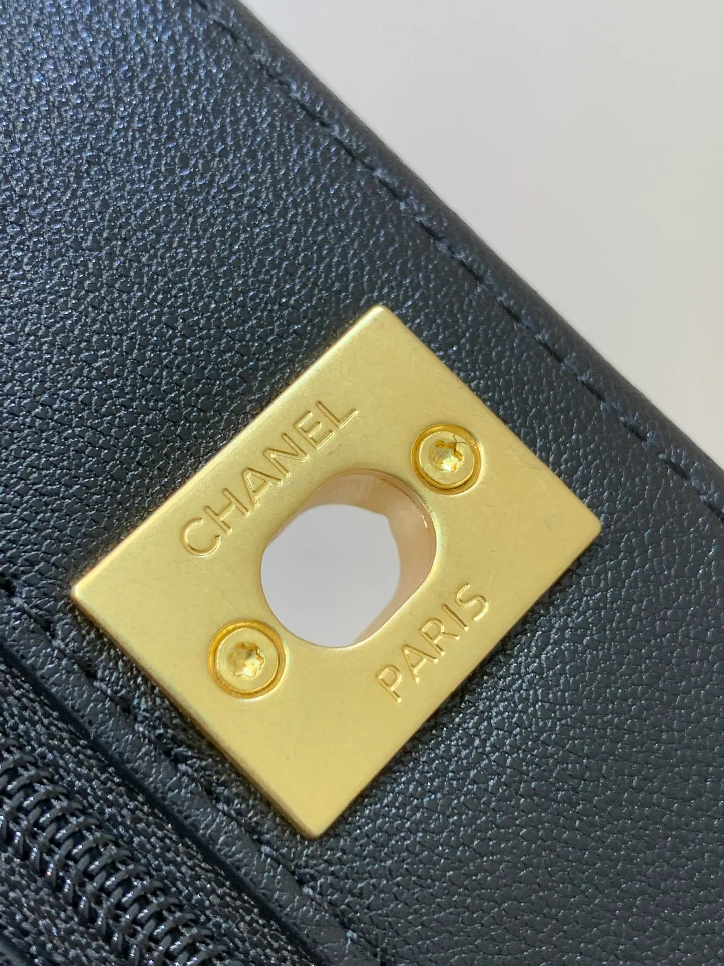 The small double C logo on the front of 3964 adopts an old-fashioned process and is electroplated with real gold. The entire hardware of the bag is made of this old-fashioned process, and the electroplating is thick gold. The overall hardware is smooth without any burrs or bubbles and other inferior effects.