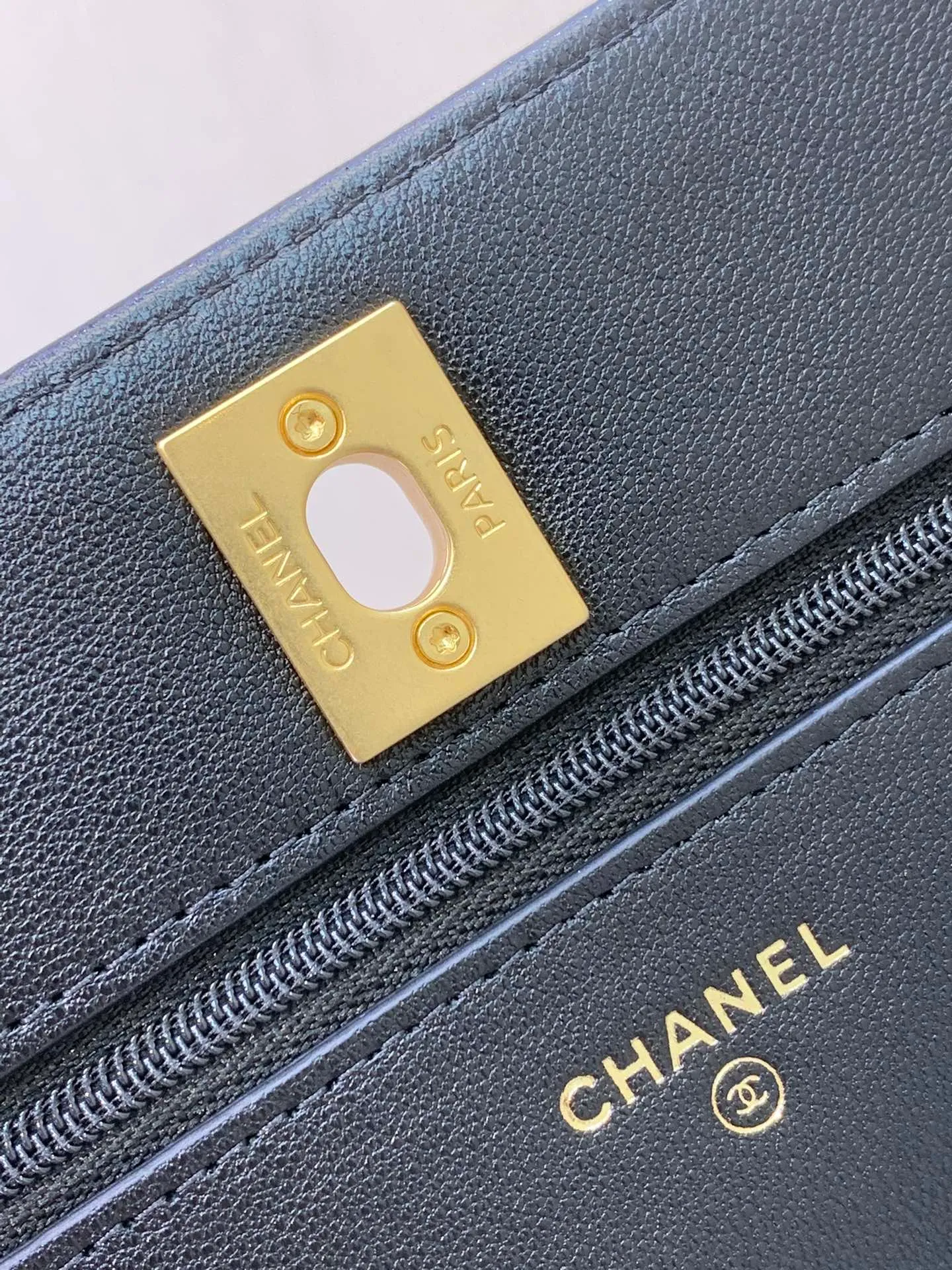 The small double C logo on the front of 3964 adopts an old-fashioned process and is electroplated with real gold. The entire hardware of the bag is made of this old-fashioned process, and the electroplating is thick gold. The overall hardware is smooth without any burrs or bubbles and other inferior effects.