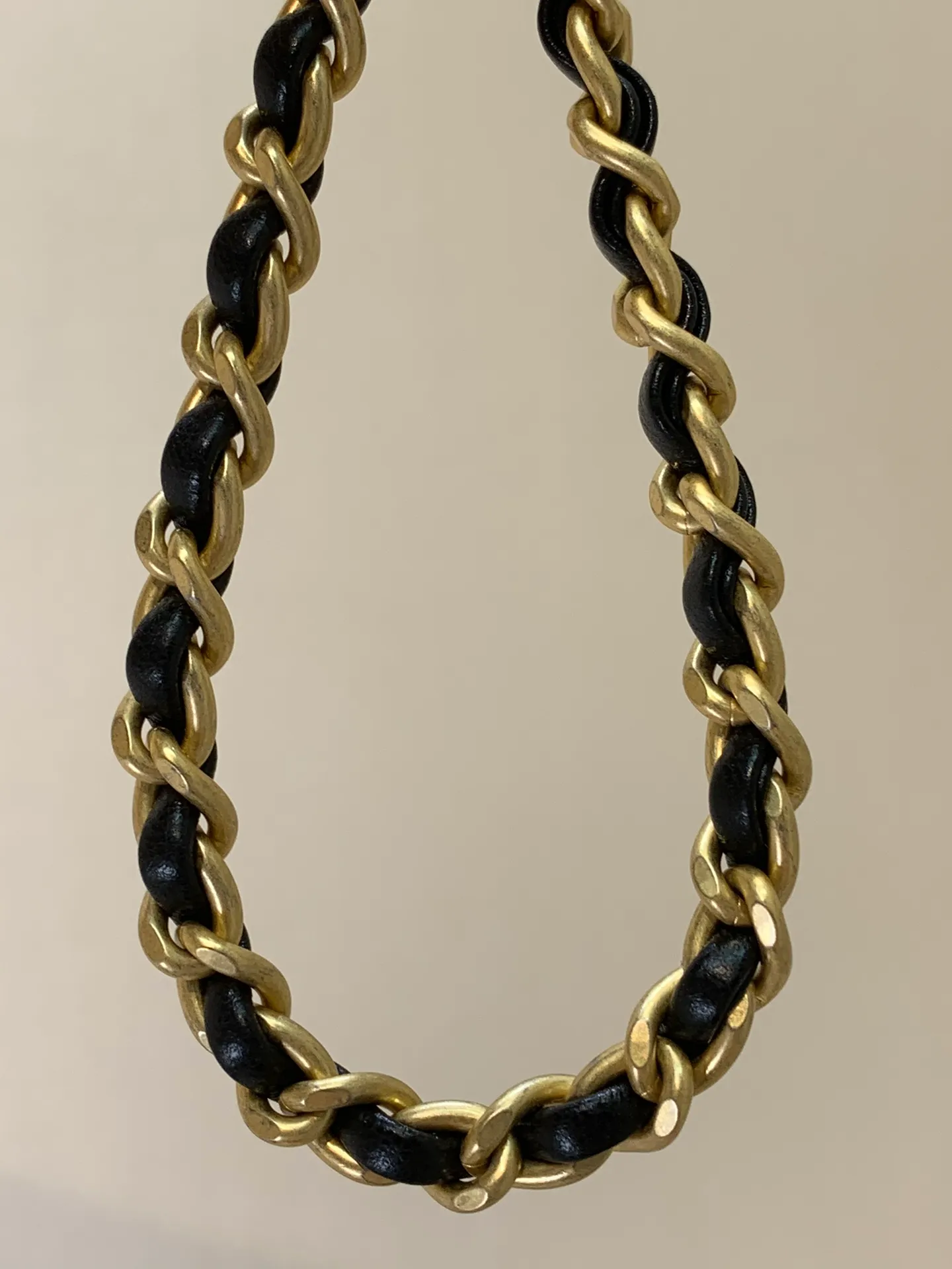 The small double C logo on the front of 3964 adopts an old-fashioned process and is electroplated with real gold. The entire hardware of the bag is made of this old-fashioned process, and the electroplating is thick gold. The overall hardware is smooth without any burrs or bubbles and other inferior effects.