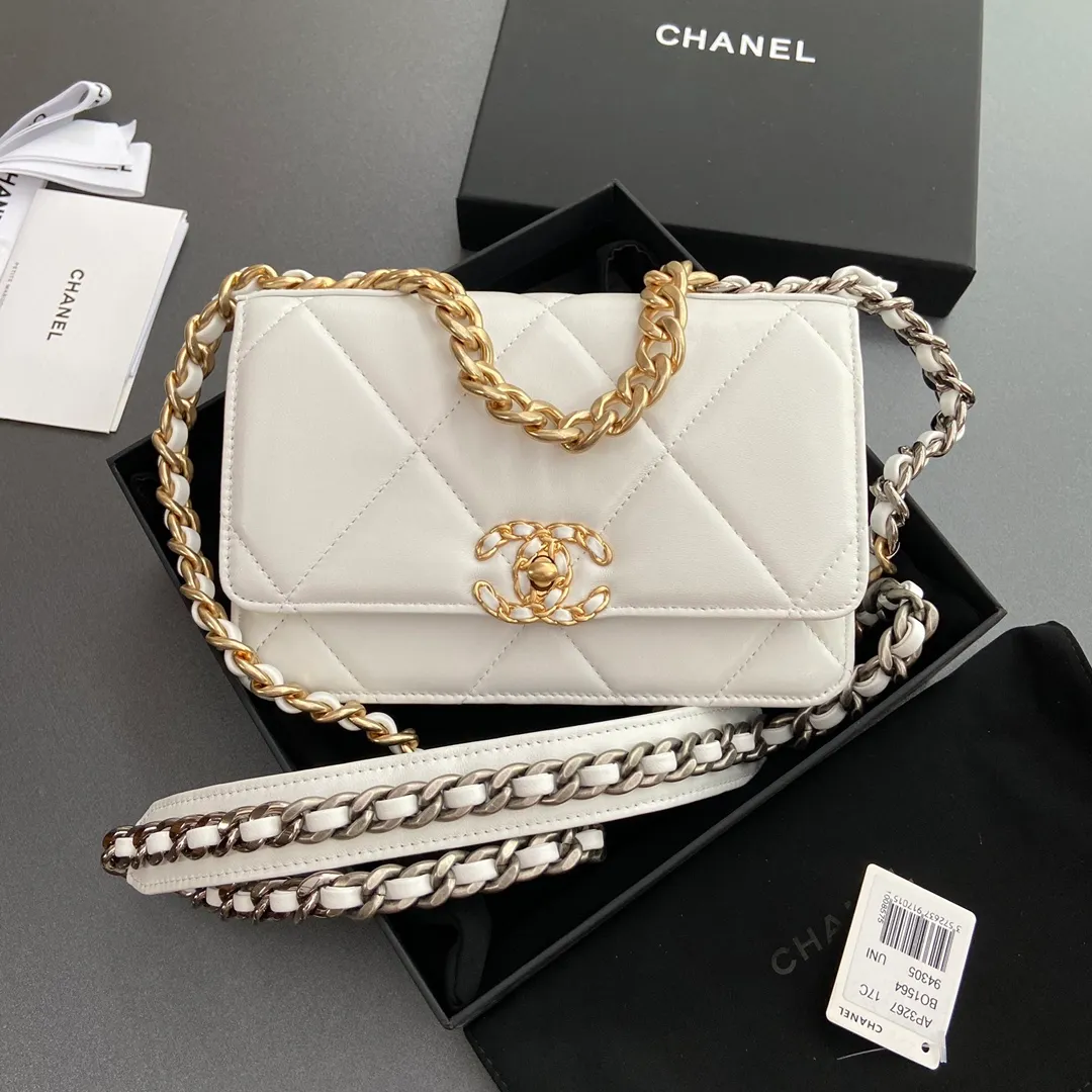 Xiaoxiang imported Italian leather Item number: 3267 💰: 900 Size: w19.5×h13.5×d3.5cm Color: white sheepskin gold mark hardware