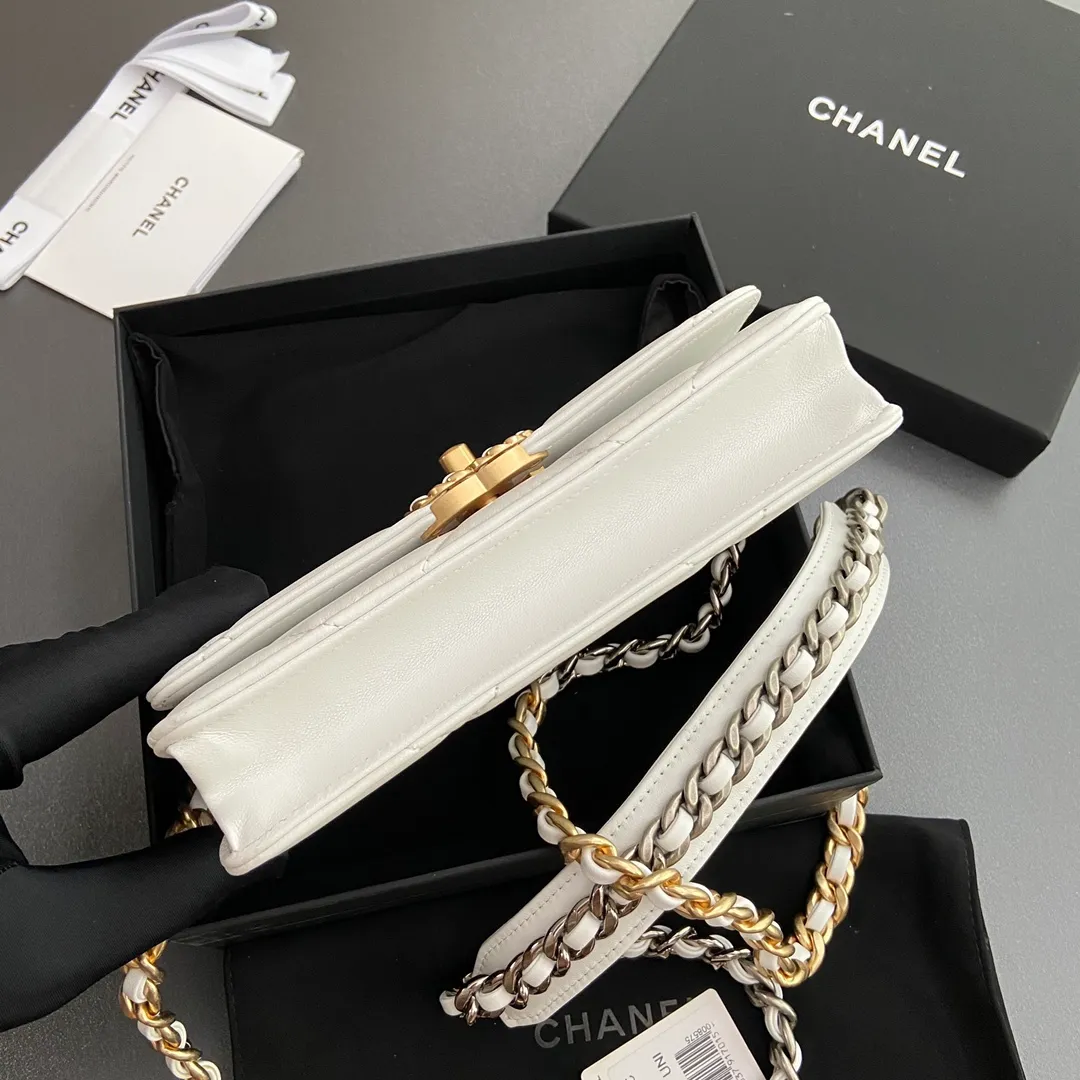 Xiaoxiang imported Italian leather Item number: 3267 💰: 900 Size: w19.5×h13.5×d3.5cm Color: white sheepskin gold mark hardware