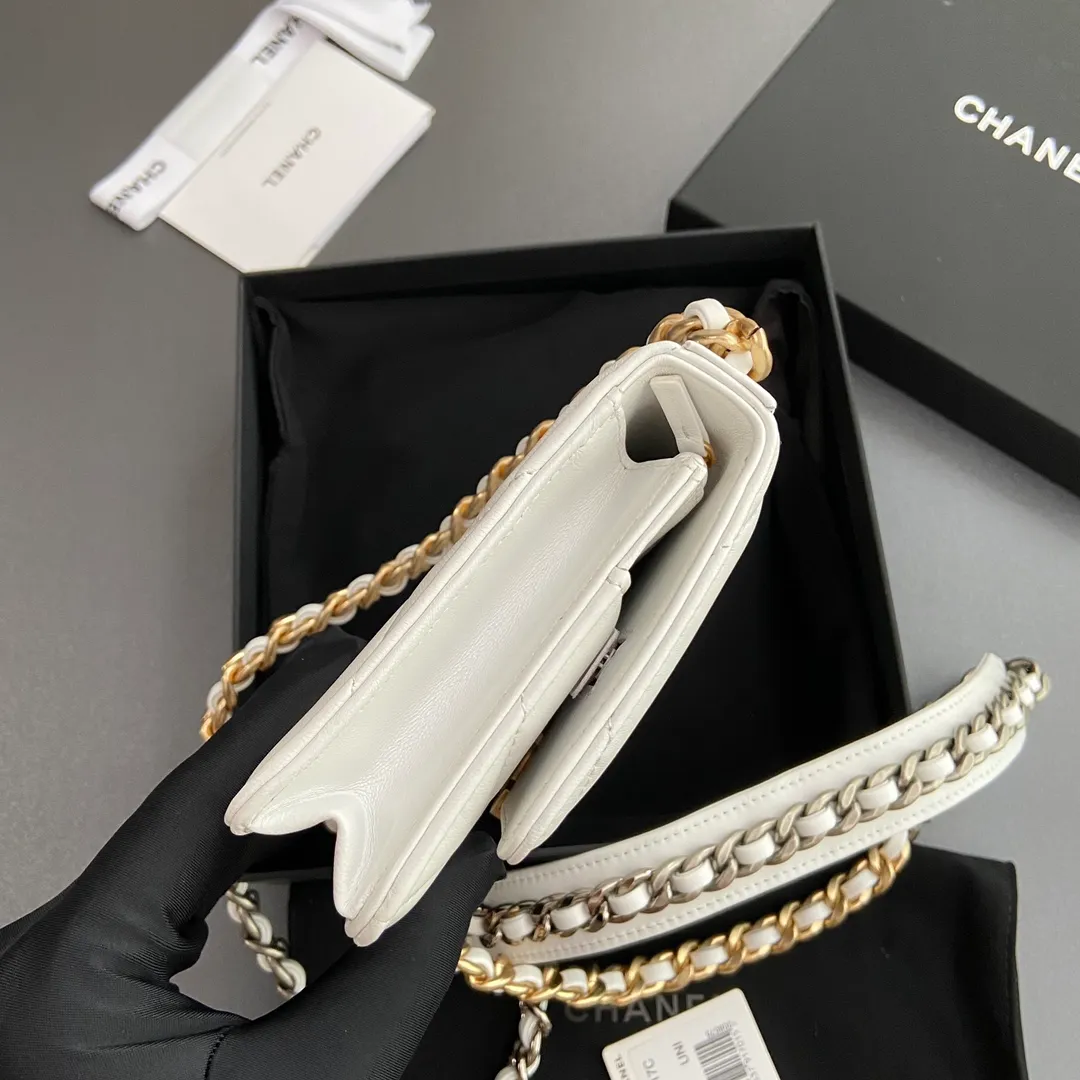 Xiaoxiang imported Italian leather Item number: 3267 💰: 900 Size: w19.5×h13.5×d3.5cm Color: white sheepskin gold mark hardware
