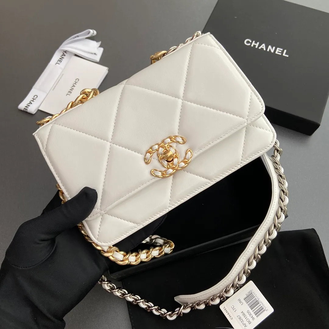 Xiaoxiang imported Italian leather Item number: 3267 💰: 900 Size: w19.5×h13.5×d3.5cm Color: white sheepskin gold mark hardware