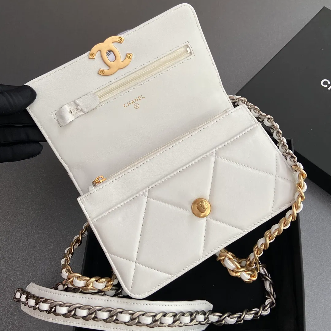 Xiaoxiang imported Italian leather Item number: 3267 💰: 900 Size: w19.5×h13.5×d3.5cm Color: white sheepskin gold mark hardware